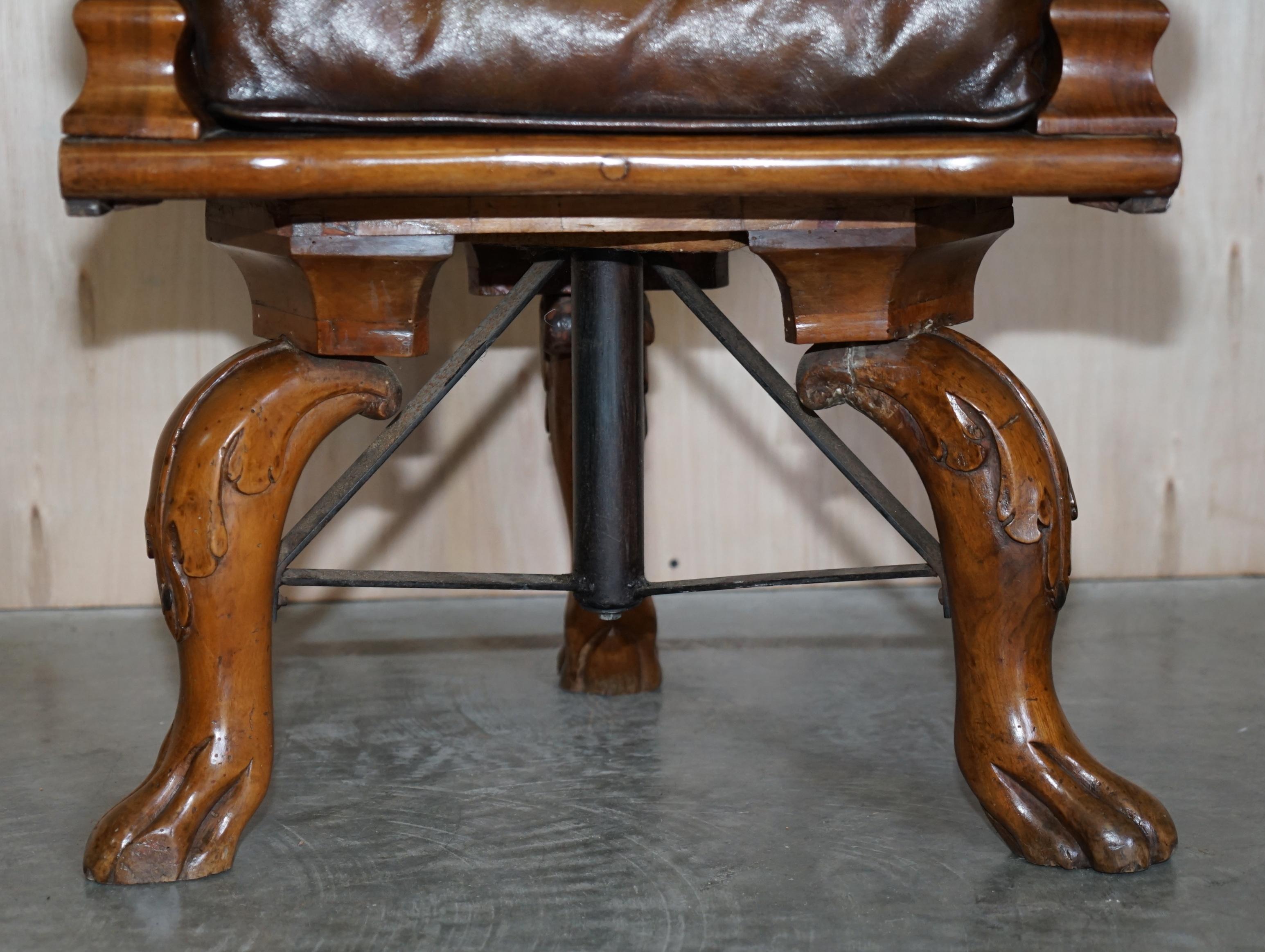 Antiker venezianischer Chesterfield-Sessel mit Delphin-Arm aus braunem Leder mit geschwungenem Grotto im Angebot 4