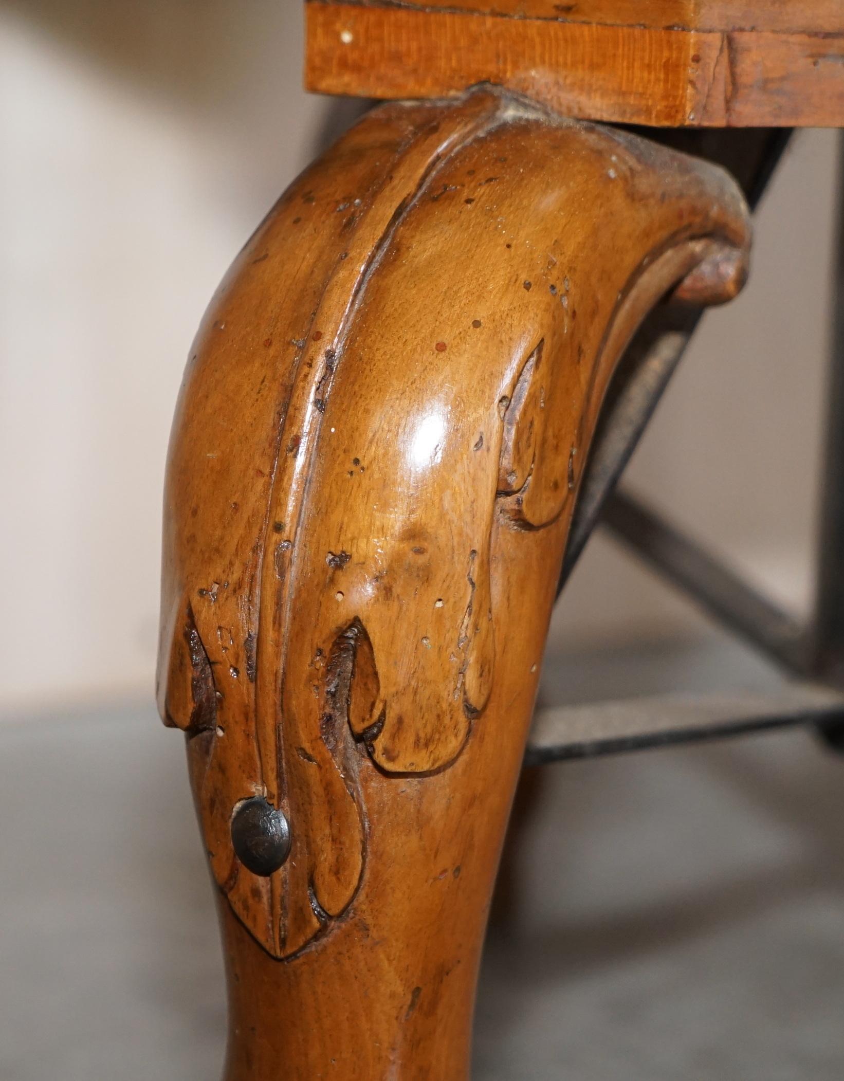 Fauteuil Chesterfield ancien à bras en forme de dauphin en cuir marron pivotant de style grotte vénitien en vente 4