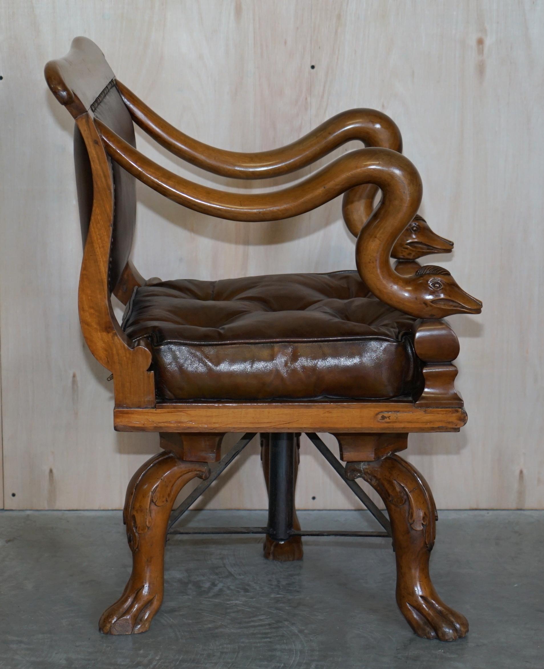 Antiker venezianischer Chesterfield-Sessel mit Delphin-Arm aus braunem Leder mit geschwungenem Grotto im Angebot 7