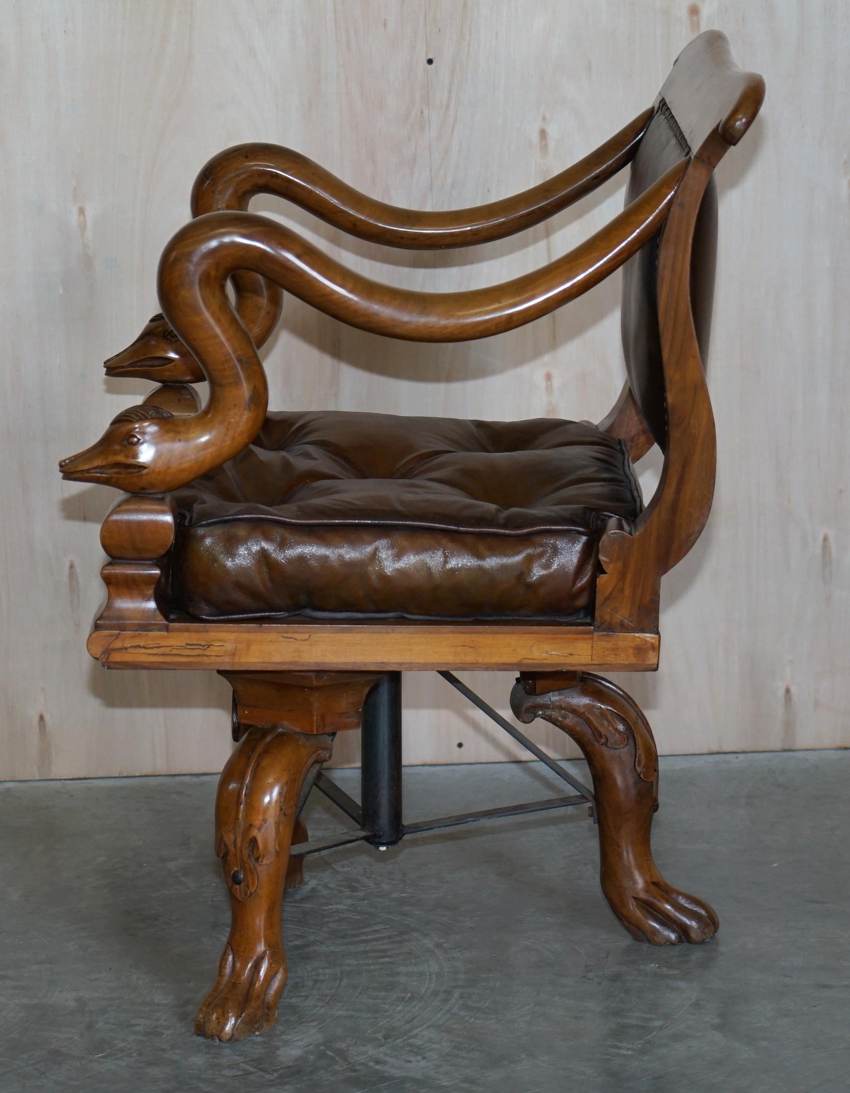 Antiker venezianischer Chesterfield-Sessel mit Delphin-Arm aus braunem Leder mit geschwungenem Grotto im Angebot 9