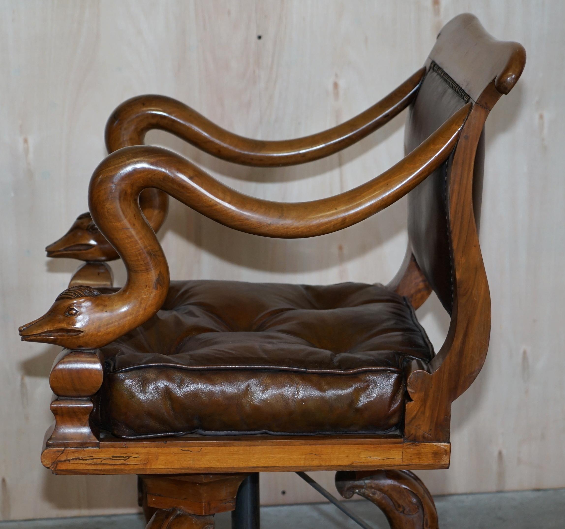Antiker venezianischer Chesterfield-Sessel mit Delphin-Arm aus braunem Leder mit geschwungenem Grotto im Angebot 10
