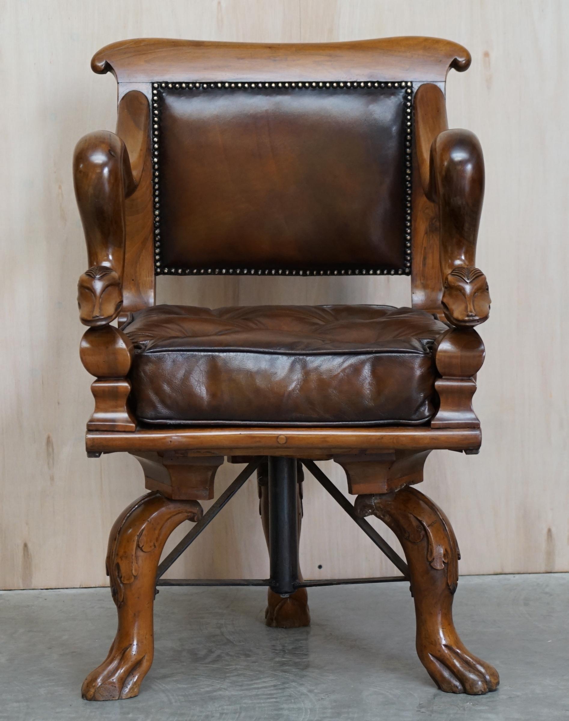 Nous sommes ravis d'offrir ce fauteuil pivotant très rare et de grande collection, datant d'environ 1830, de style vénitien italien, entièrement restauré

Quelle trouvaille ! Je n'ai jamais vu un autre sculpté avec les bras du dauphin comme