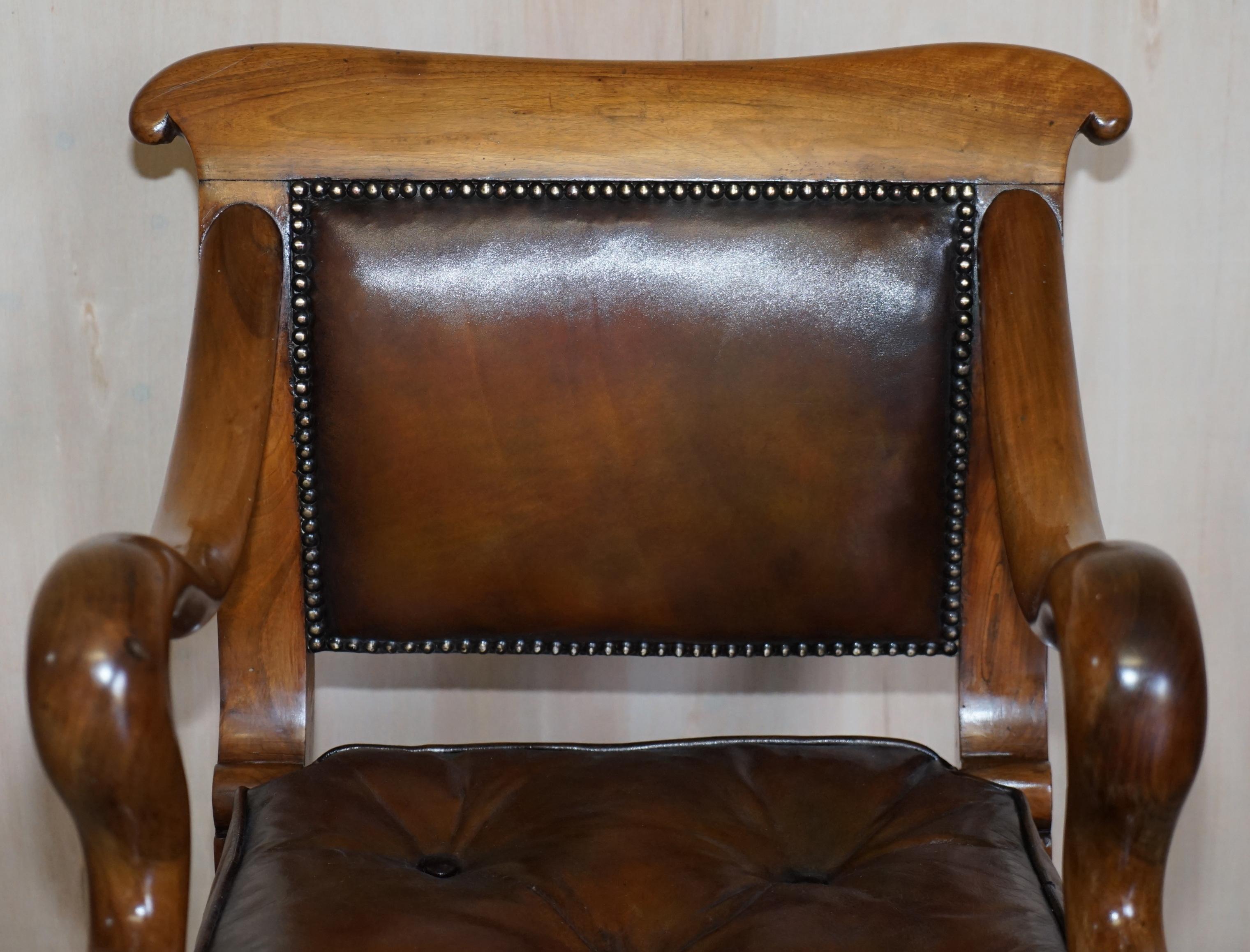 Antiker venezianischer Chesterfield-Sessel mit Delphin-Arm aus braunem Leder mit geschwungenem Grotto (Regency) im Angebot