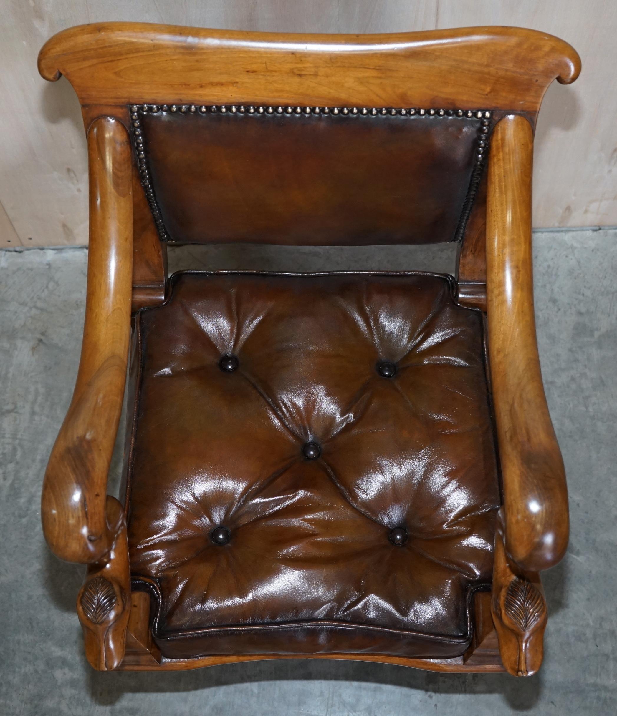 Antiker venezianischer Chesterfield-Sessel mit Delphin-Arm aus braunem Leder mit geschwungenem Grotto (Handgefertigt) im Angebot