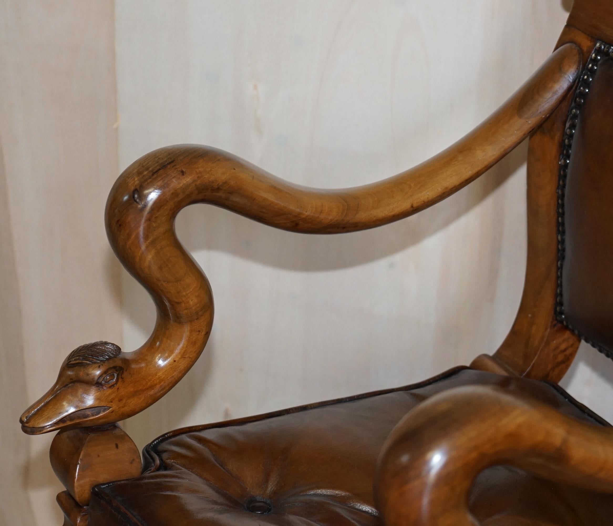 Cuir Fauteuil Chesterfield ancien à bras en forme de dauphin en cuir marron pivotant de style grotte vénitien en vente