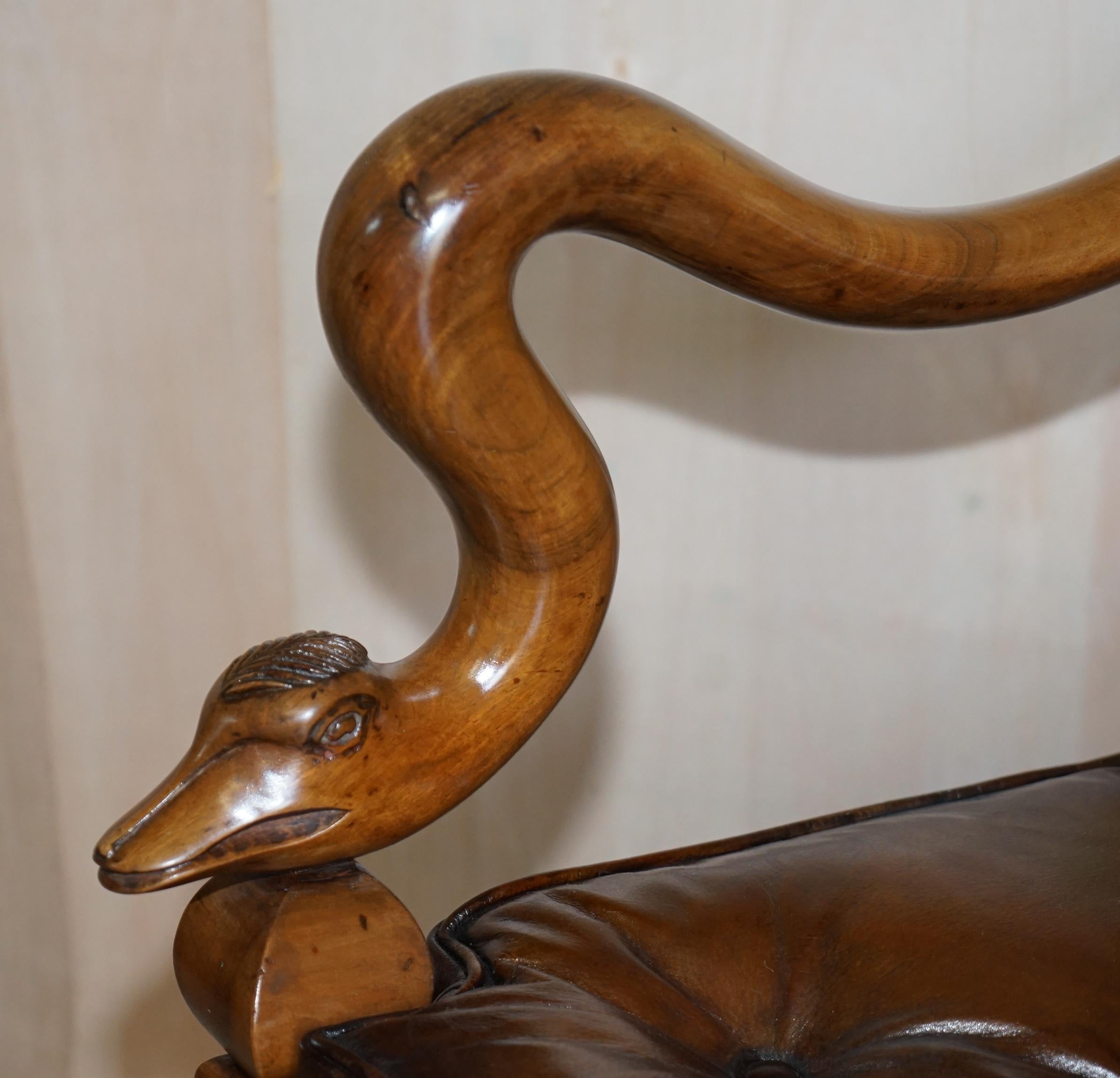 Fauteuil Chesterfield ancien à bras en forme de dauphin en cuir marron pivotant de style grotte vénitien en vente 1
