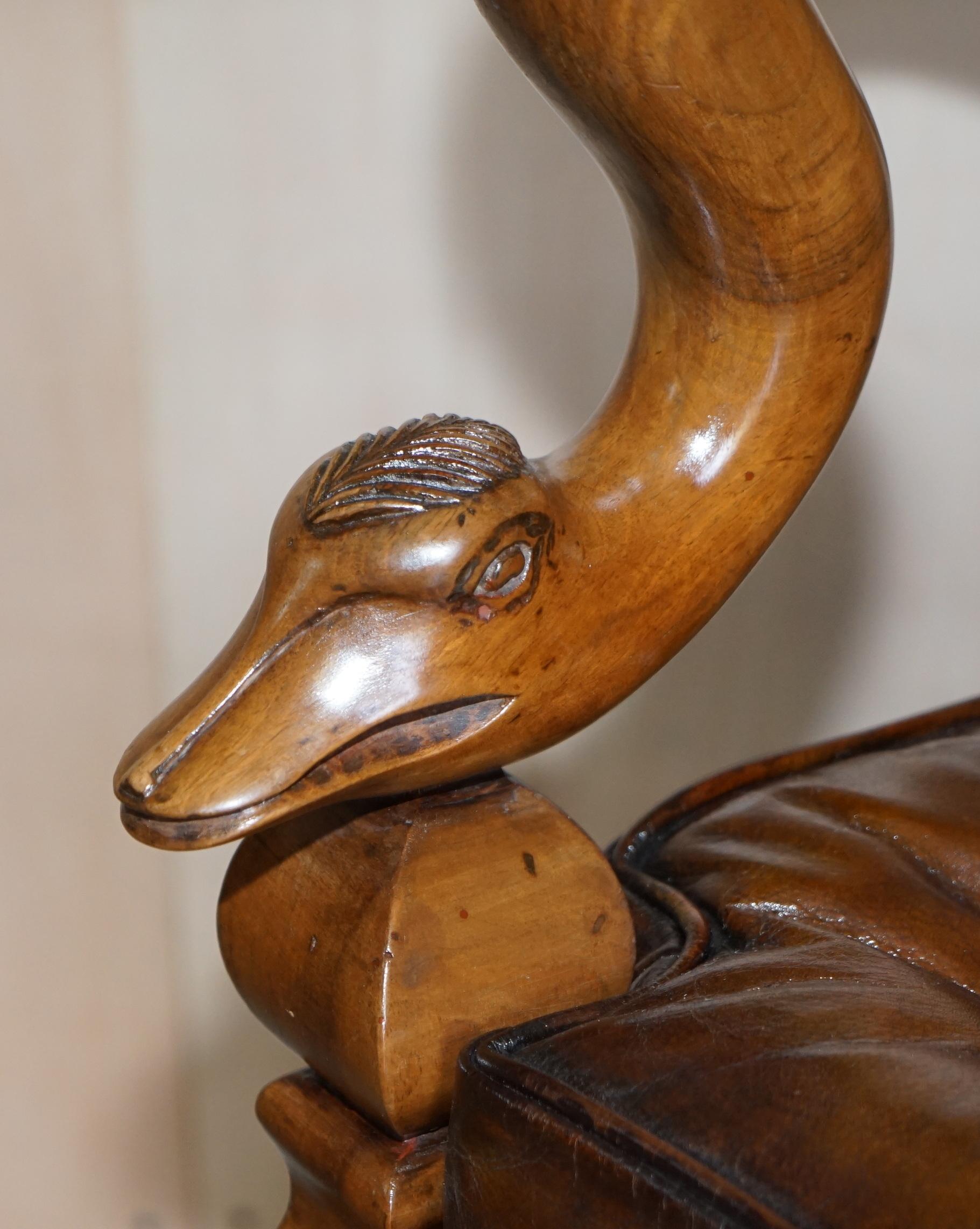 Fauteuil Chesterfield ancien à bras en forme de dauphin en cuir marron pivotant de style grotte vénitien en vente 2