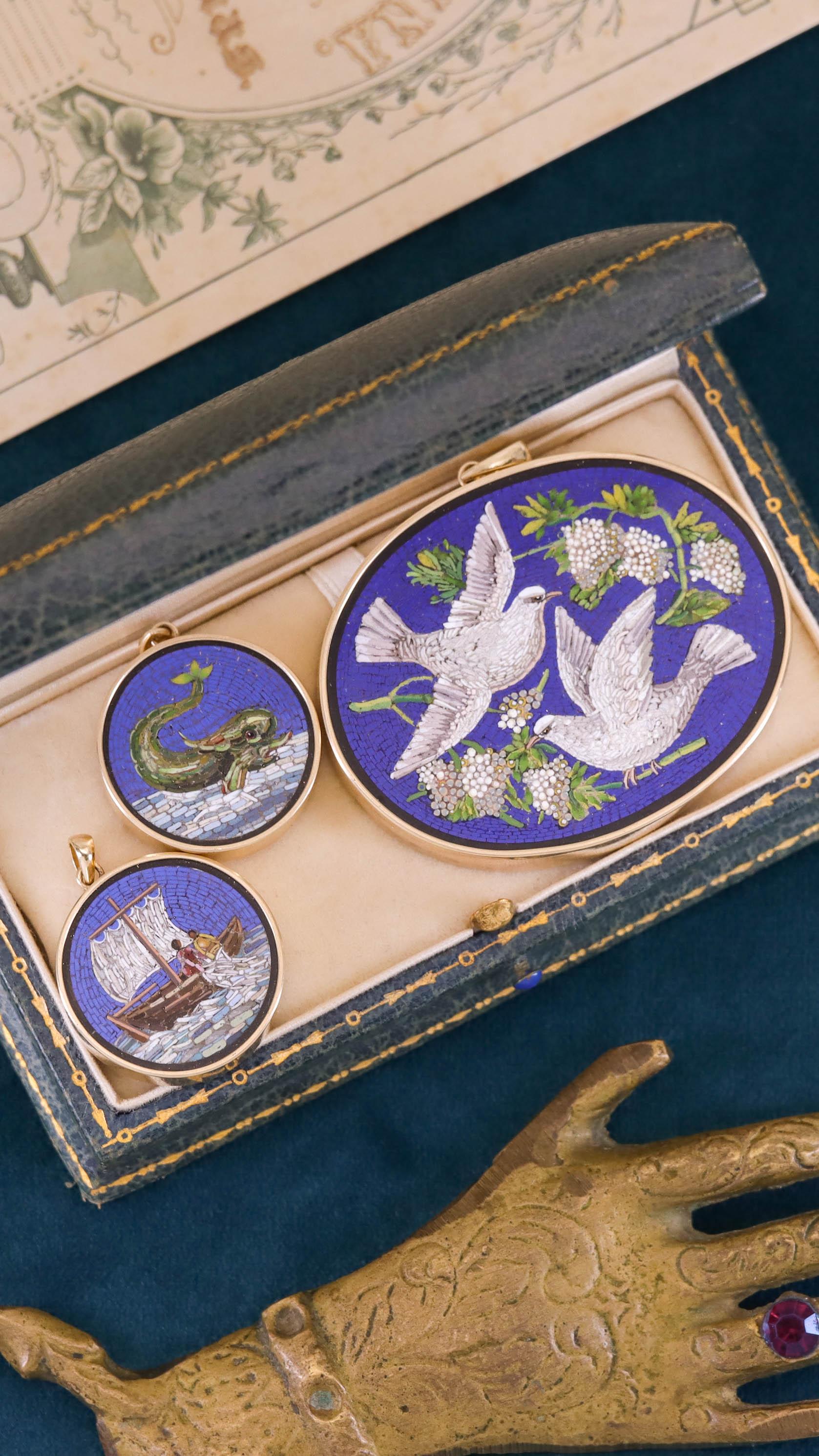 Colgante Micromosaico Delfín Antiguo de Oro de 14k en venta 1