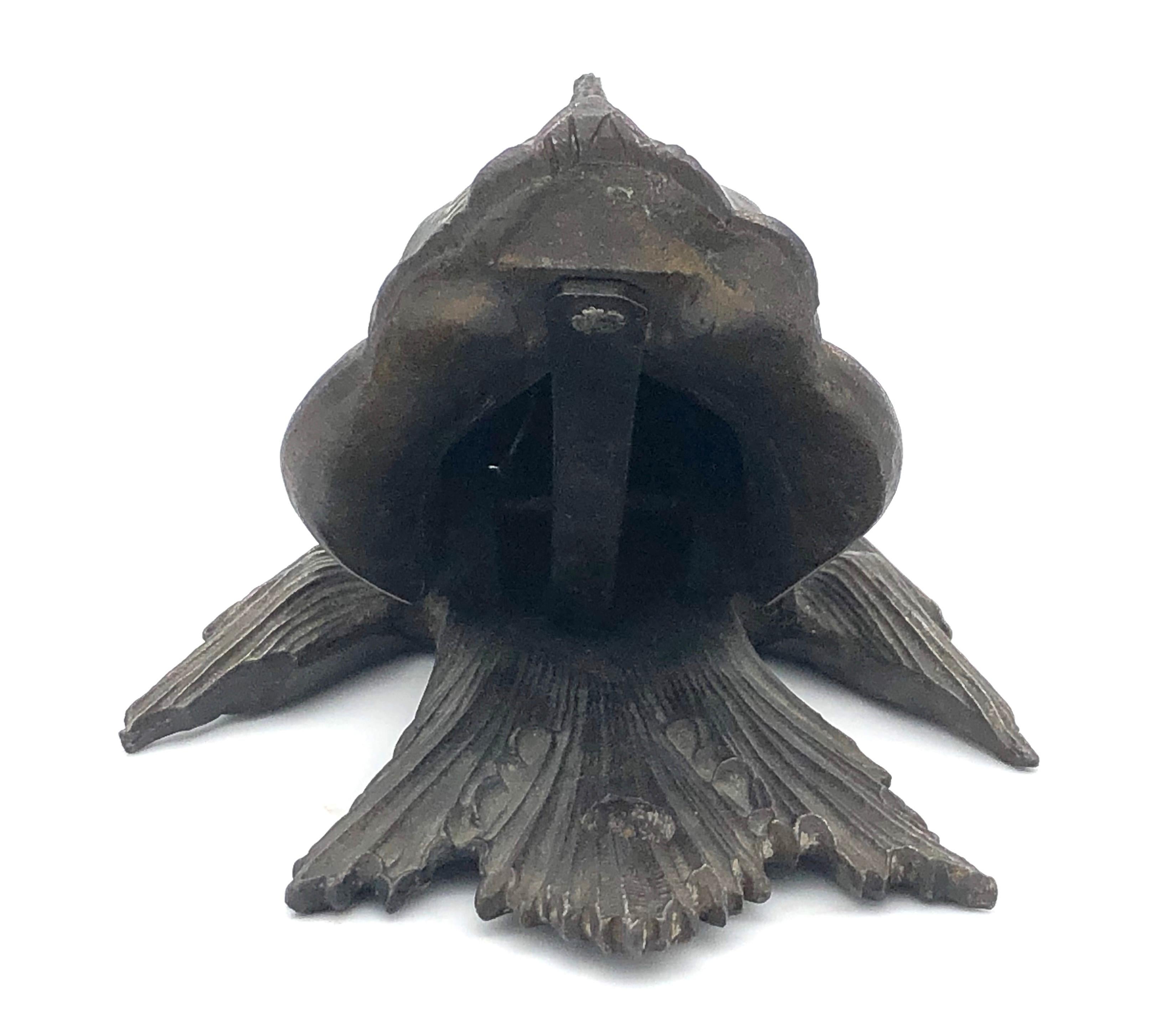 Antike Delphin-Skulptur Briefclip-Briefbeschwerer aus Gusseisen, Aquatischer Mammal für Damen oder Herren im Angebot