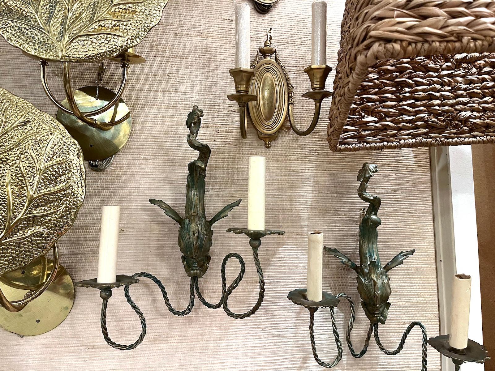 Francese Applique antiche a forma di delfino in bronzo in vendita