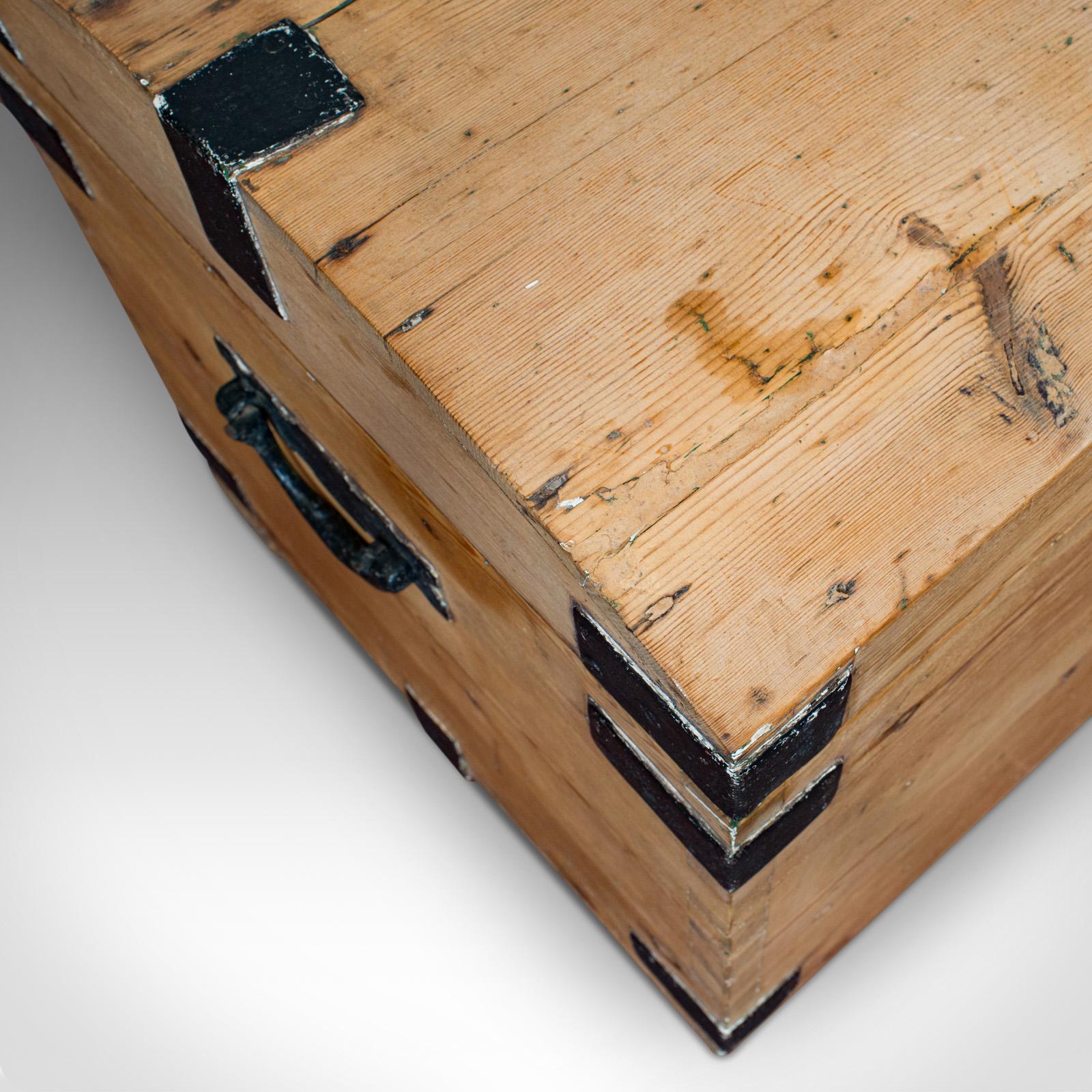 Antiquities Dome Top Carriage Chest, English, Iron Bound, Pine, Travelling Trunk en vente 3