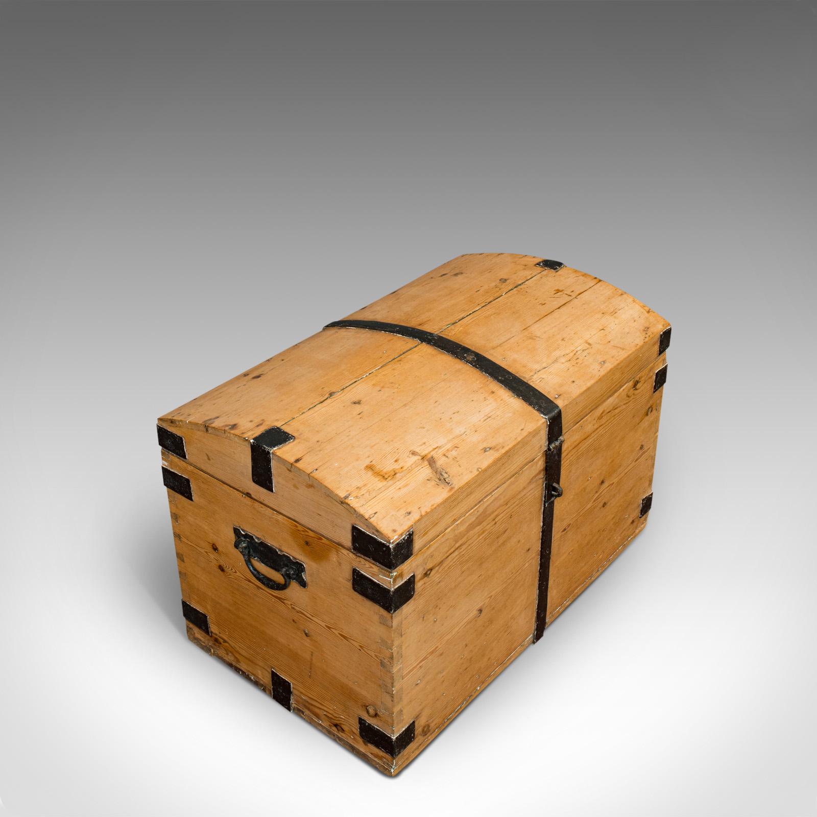XIXe siècle Antiquities Dome Top Carriage Chest, English, Iron Bound, Pine, Travelling Trunk en vente