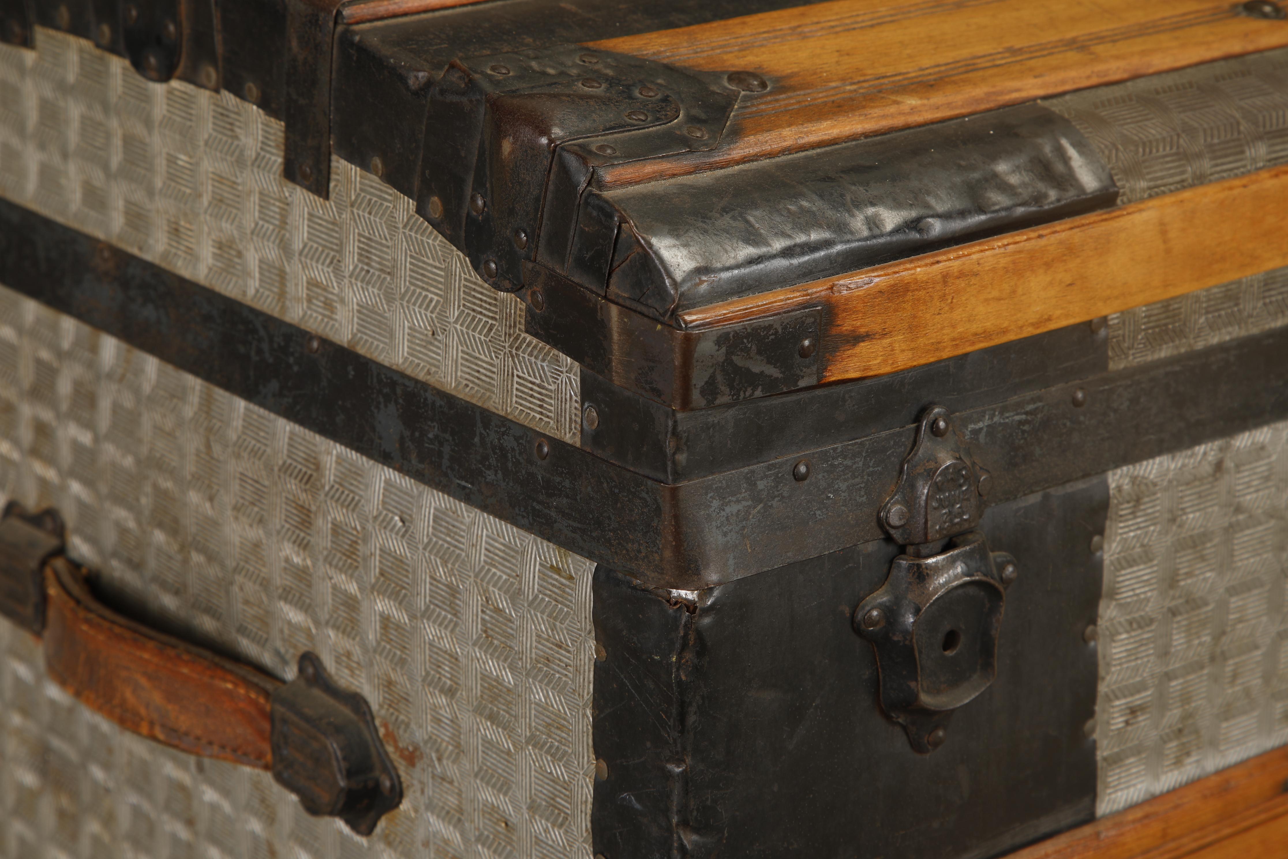Ancienne malle à vapeur à dôme avec panneaux en zinc gaufré et lattes en Wood, c.I.C. en vente 4