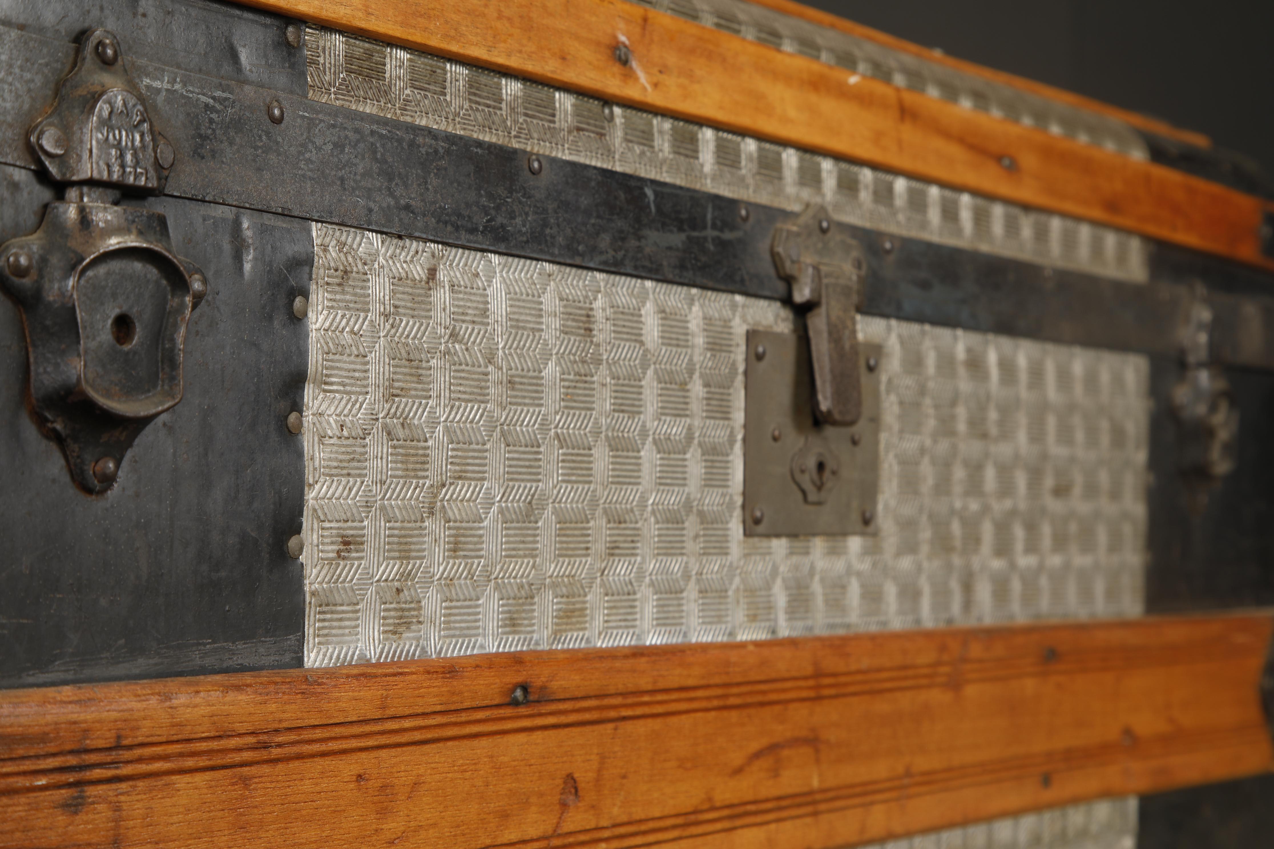 Ancienne malle à vapeur à dôme avec panneaux en zinc gaufré et lattes en Wood, c.I.C. en vente 5