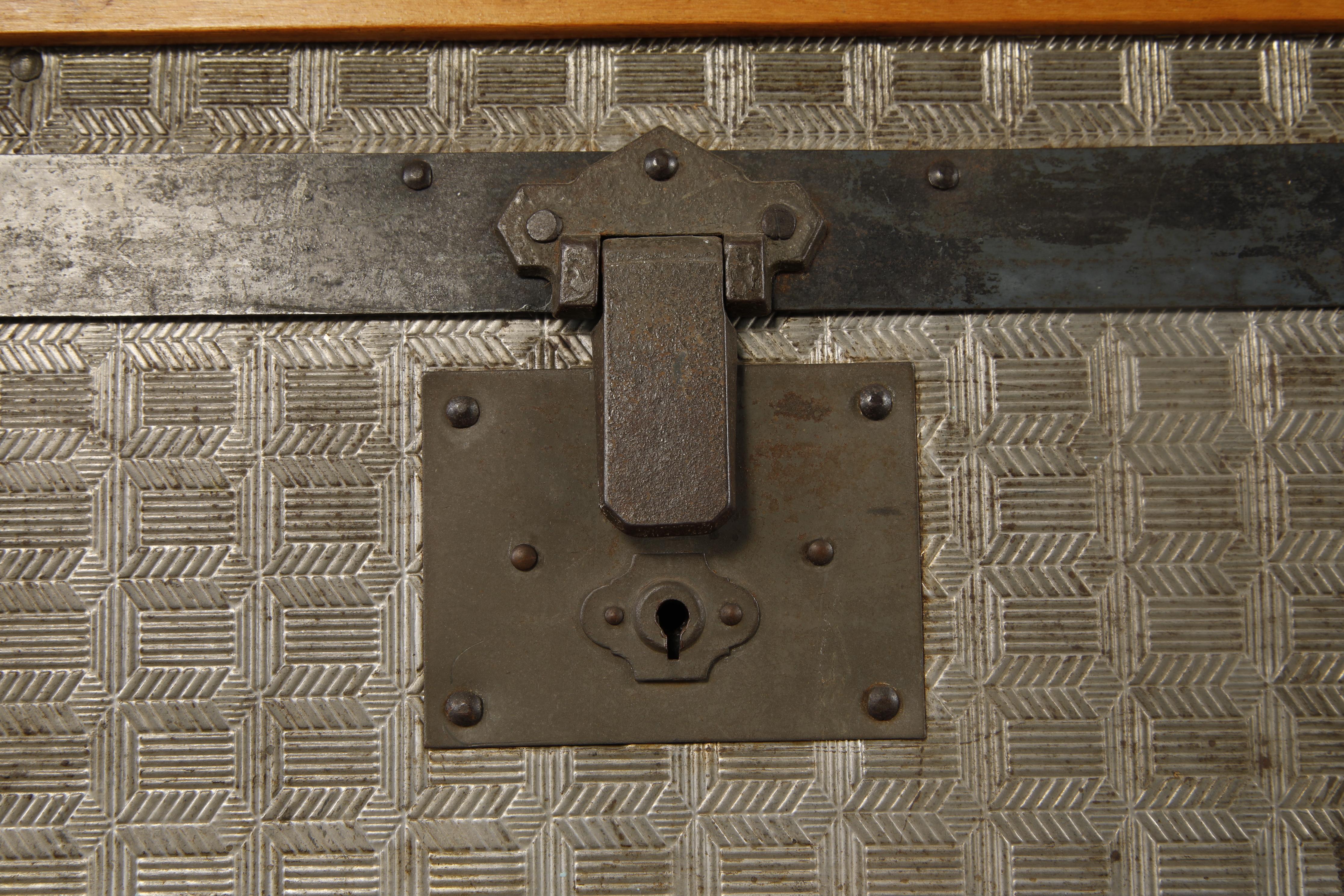 Ancienne malle à vapeur à dôme avec panneaux en zinc gaufré et lattes en Wood, c.I.C. Bon état - En vente à Los Angeles, CA