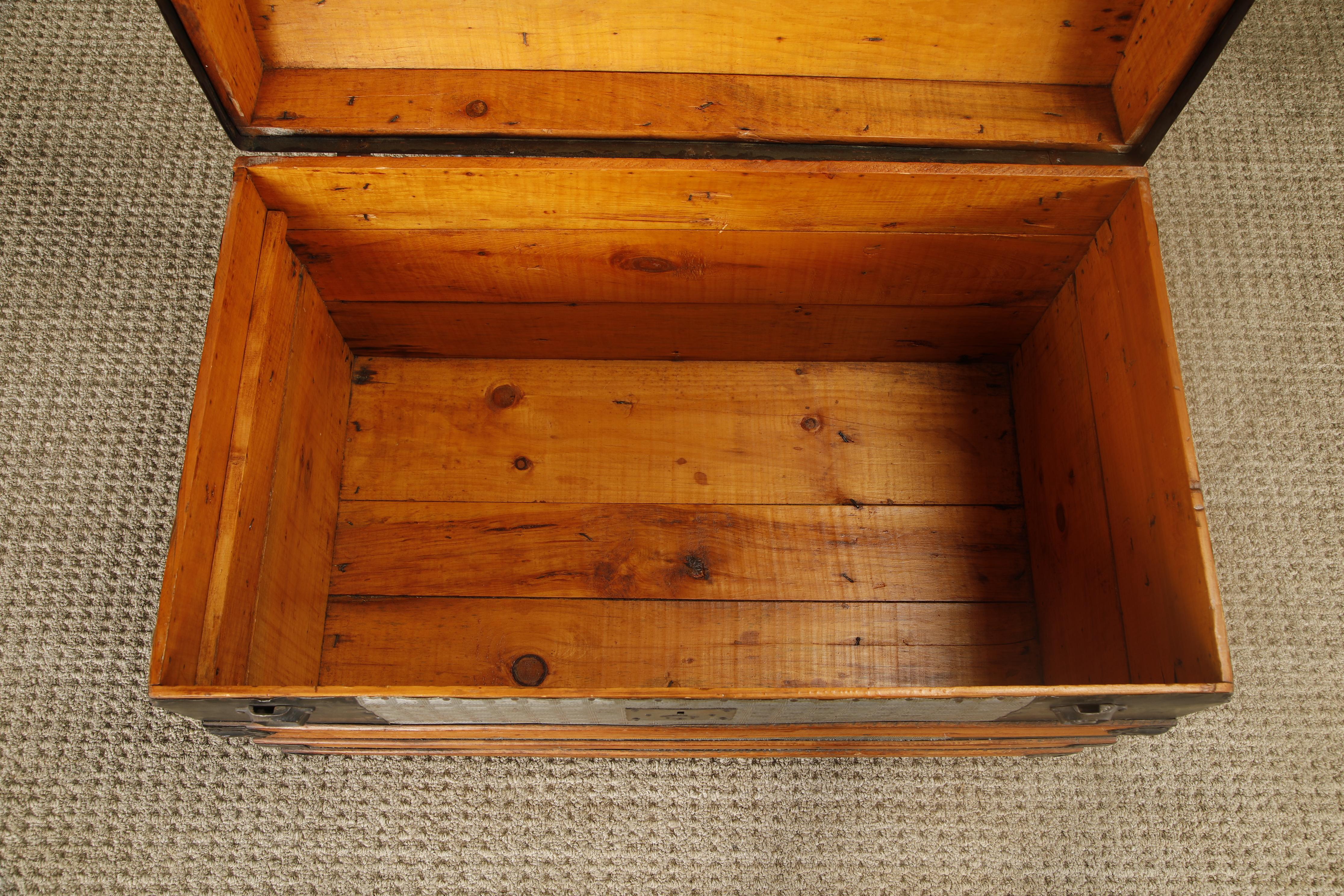 Cuir Ancienne malle à vapeur à dôme avec panneaux en zinc gaufré et lattes en Wood, c.I.C. en vente
