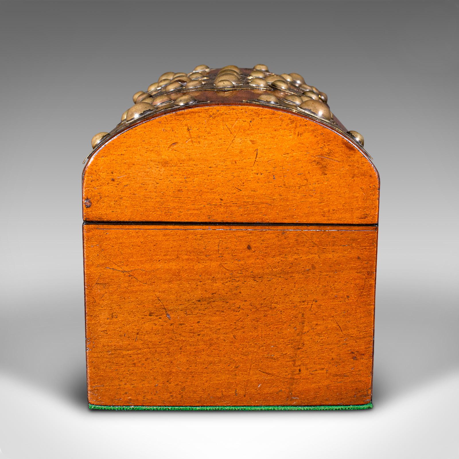Antike Dome Top Tea Caddy, Englisch, Wurzelholz, Box, gotischen Geschmack, viktorianischen (19. Jahrhundert) im Angebot