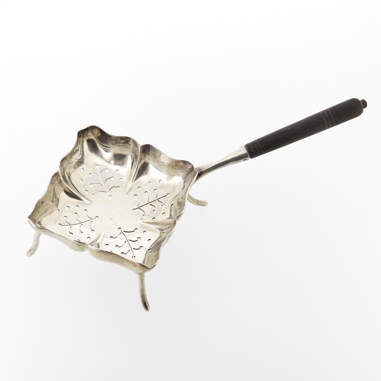 Un fino colador de té americano antiguo.

En plata de ley.

Por Dominick & Haff.

Apoyada en 4 pies cónicos, con cuerpo cuadrado festoneado y asa de ébano tallada.

¡Simplemente un maravilloso colador de té de Dominick & Haff!

Date:
siglo
