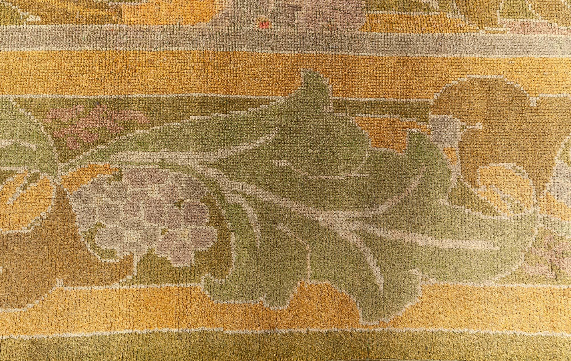 Doris Leslie Blau Alfombra antigua Donegal Arts and Crafts en Bueno estado para la venta en New York, NY