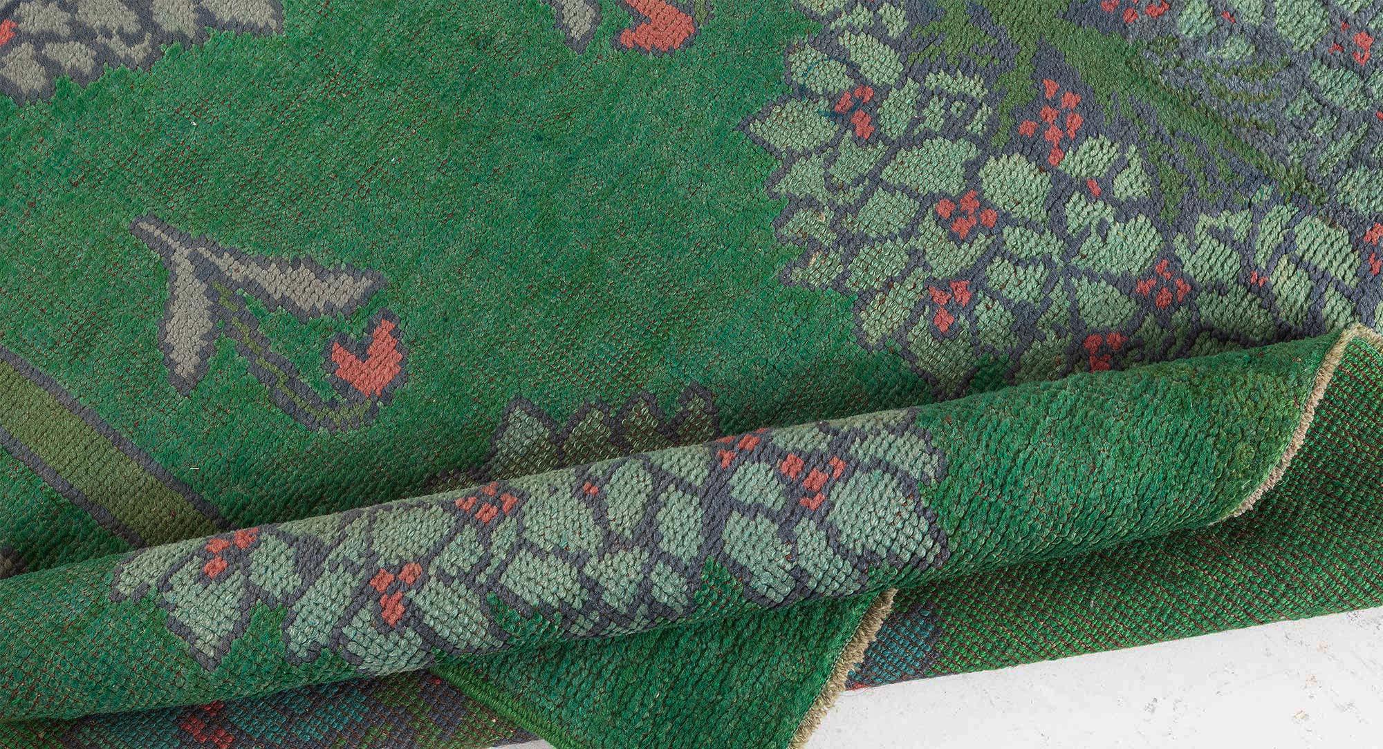 Noué à la main Antique Donegal CFA Voysey Fragment Runner Doris Leslie Blau en vente