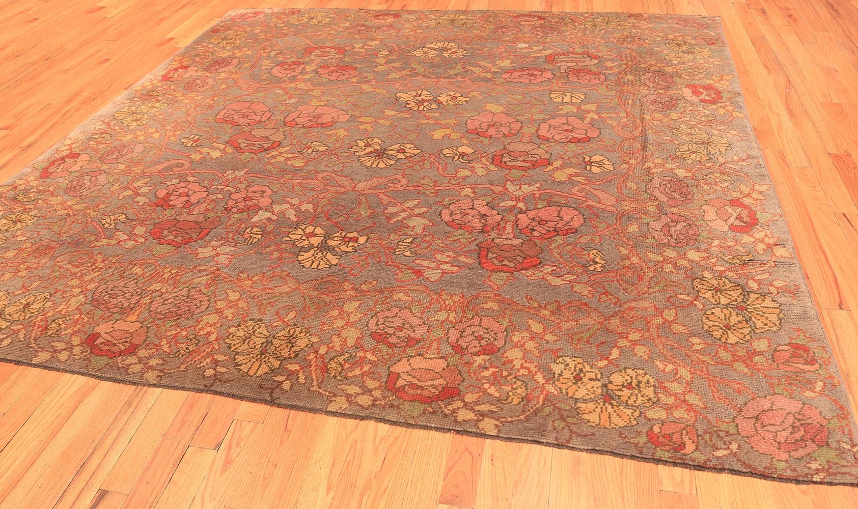 Noué à la main Tapis irlandais antique de Donegal. 10 ft 2 in x 10 ft 4 in (3.1 m x 3.15 m) en vente