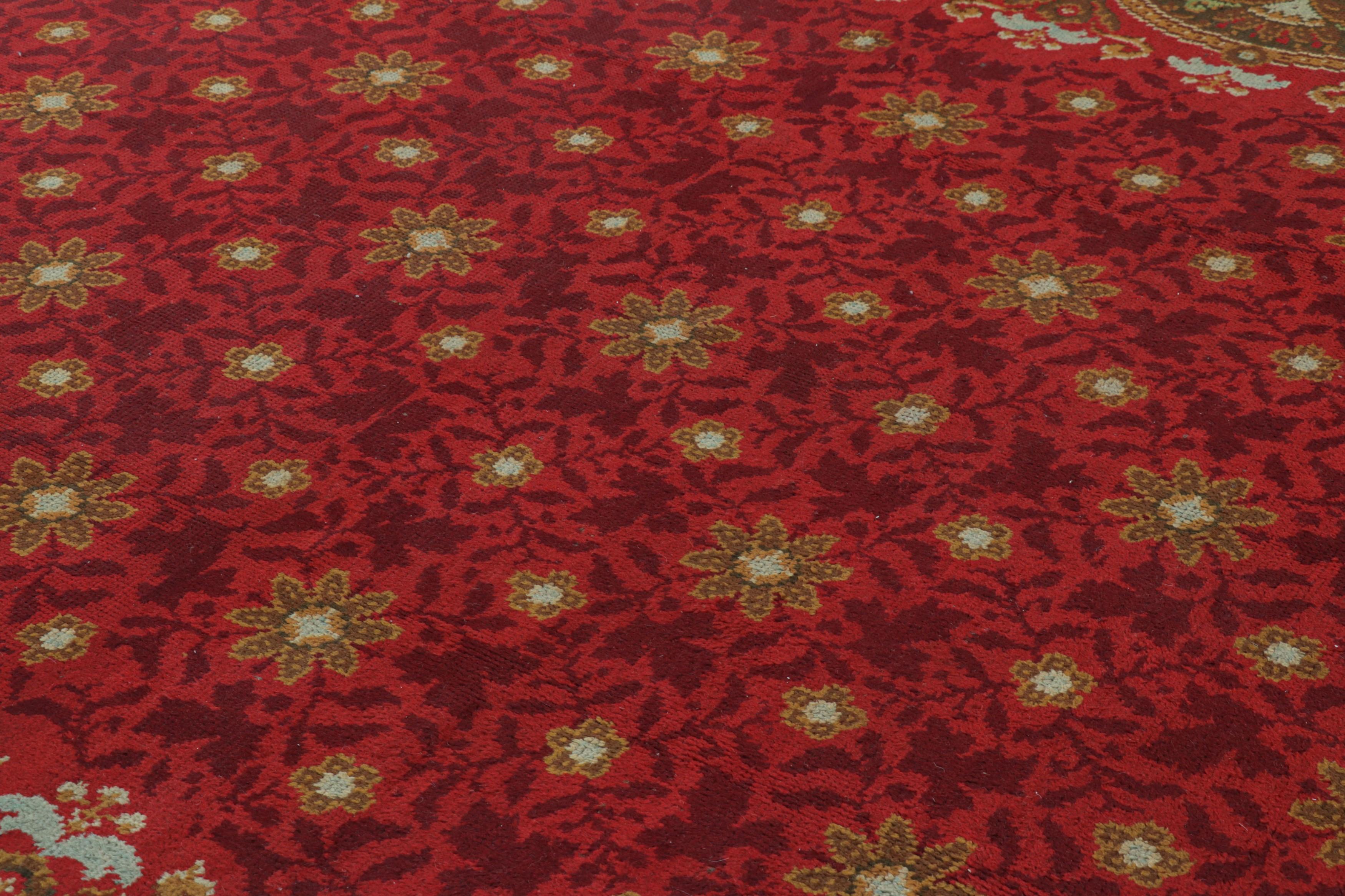 Dieser antike Teppich im Format 11x15 ist ein handgeknüpfter Donegal-Teppich aus Wolle, der vermutlich um 1910-1920 in Irland entstanden ist. Es handelt sich um eine neue Kuration aus der europäischen Teppichkollektion von Rug & Kilim und um ein