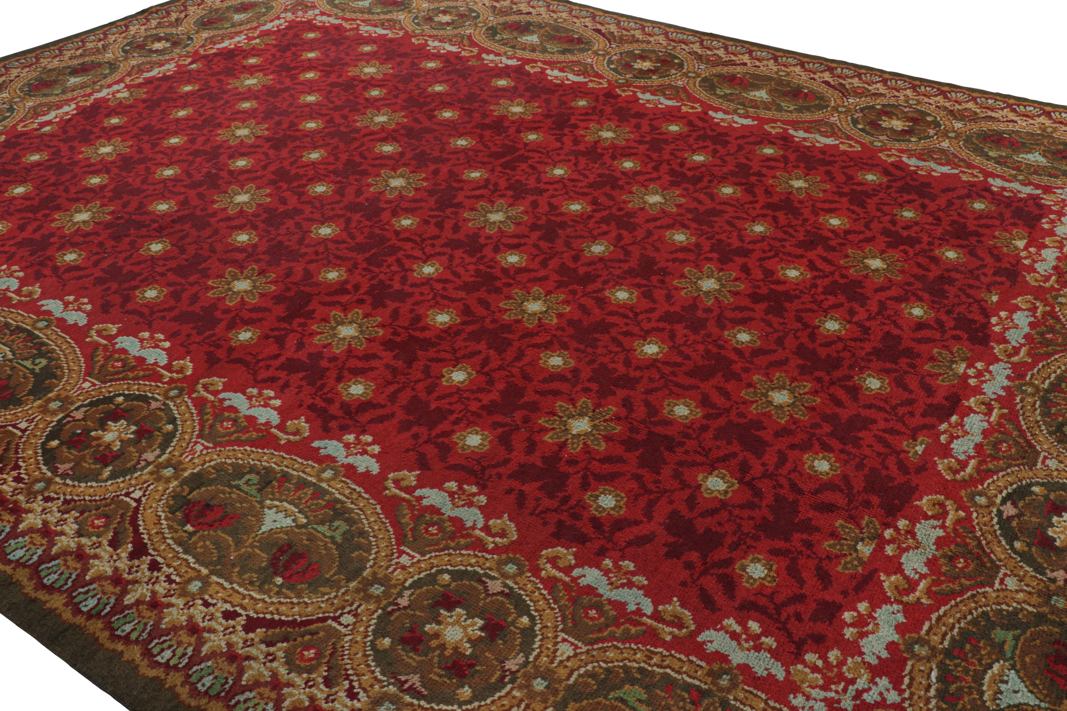 Antiker Donegal-Teppich in Rot mit Blumenmustern von Rug & Kilim im Zustand „Gut“ im Angebot in Long Island City, NY