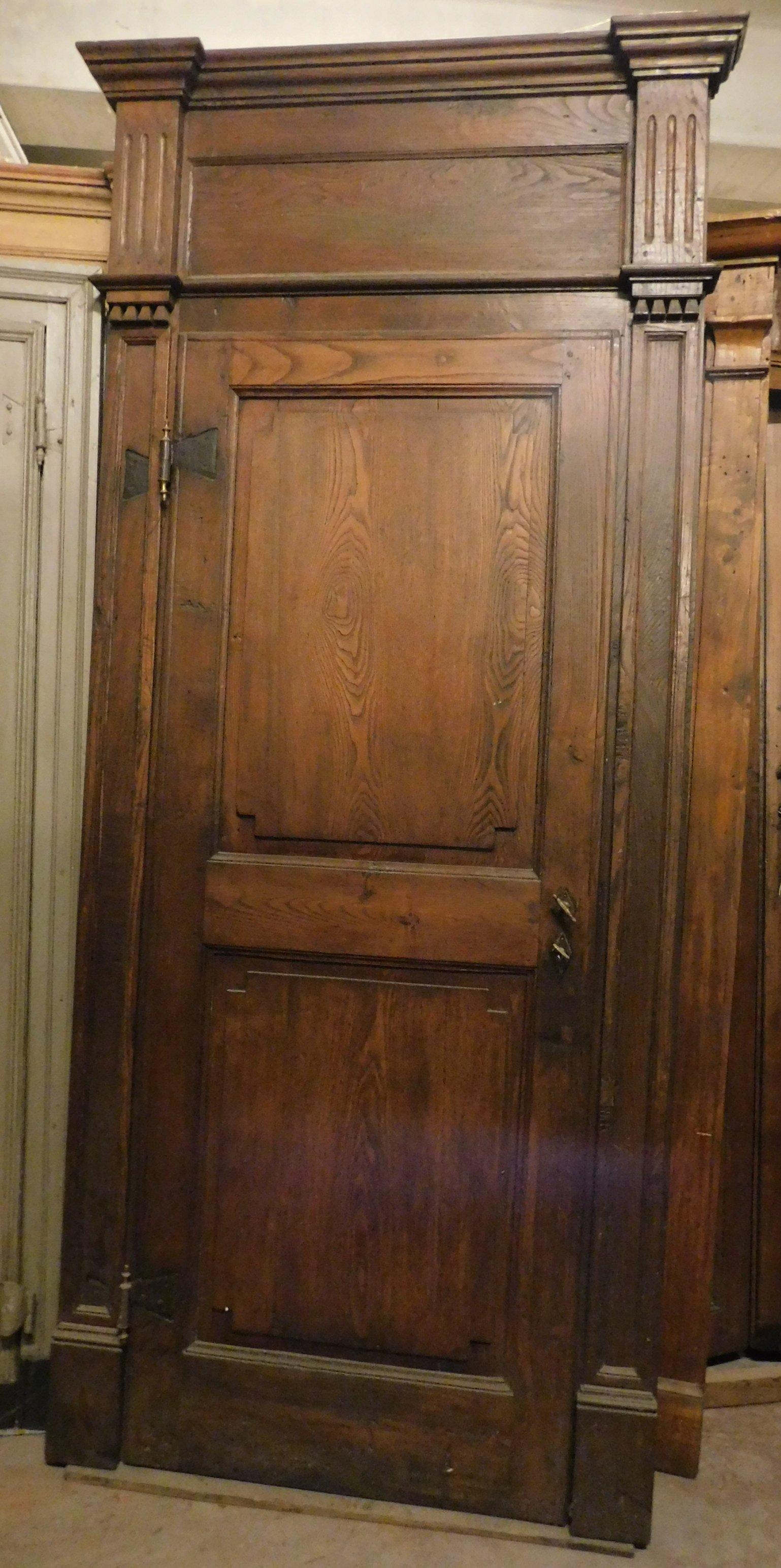 Antike Tür aus Kastanienholz, von innen komplett mit geschnitztem Rahmen, mit originalen und gut patinierten Eisen, im 18. Jahrhundert für einen historischen Wohnsitz in Italien vollständig von Hand gebaut und geschnitzt.
Aus dem Piemont, maximale