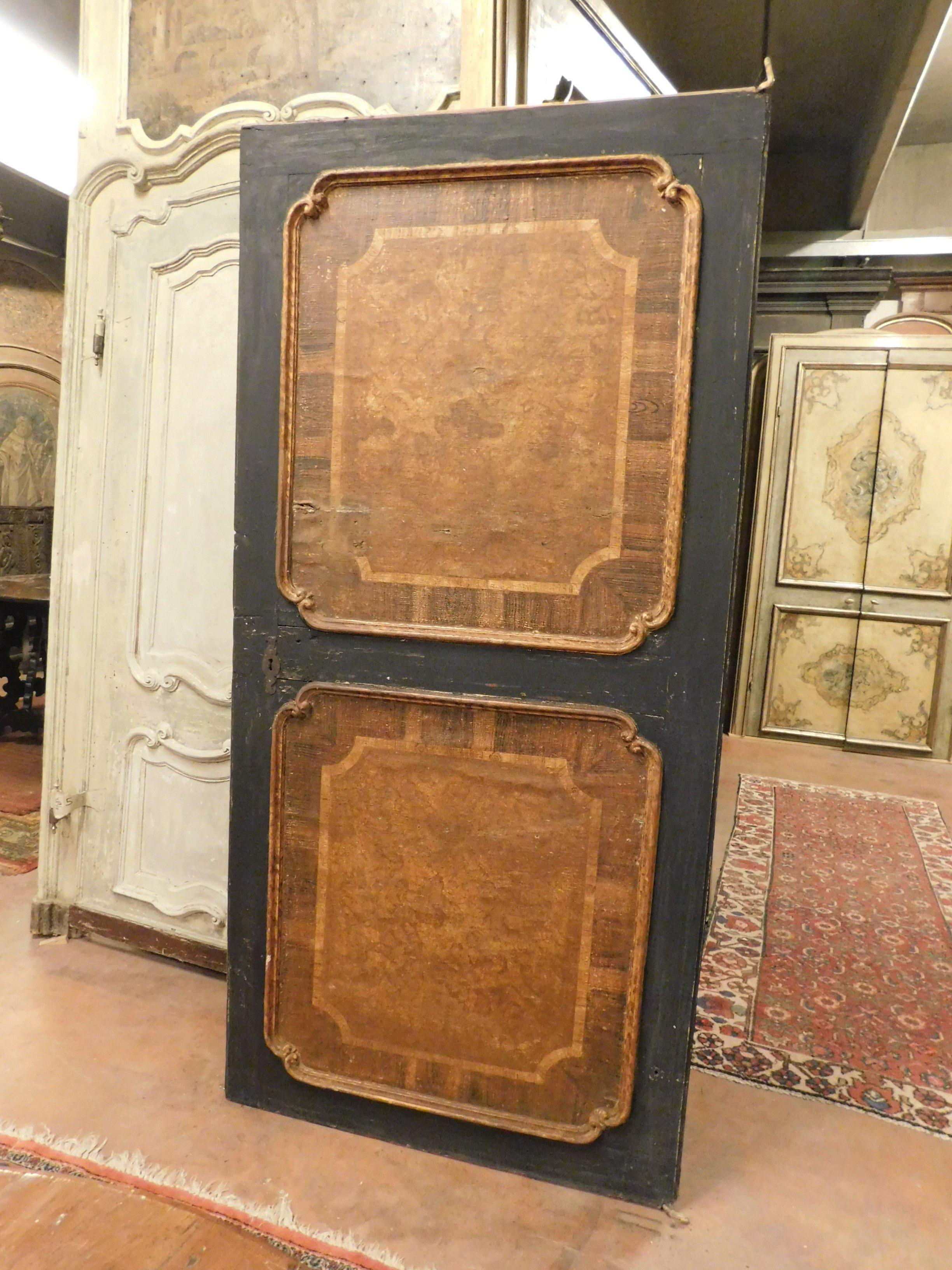 Porte ancienne recouverte de toile sur bois, couleurs dominantes brun du cuir doré et noir des bords laqués, sans cadre mais à partir du centre (belle sur les deux côtés), conception et fabrication typique du 1700, pour un palais en