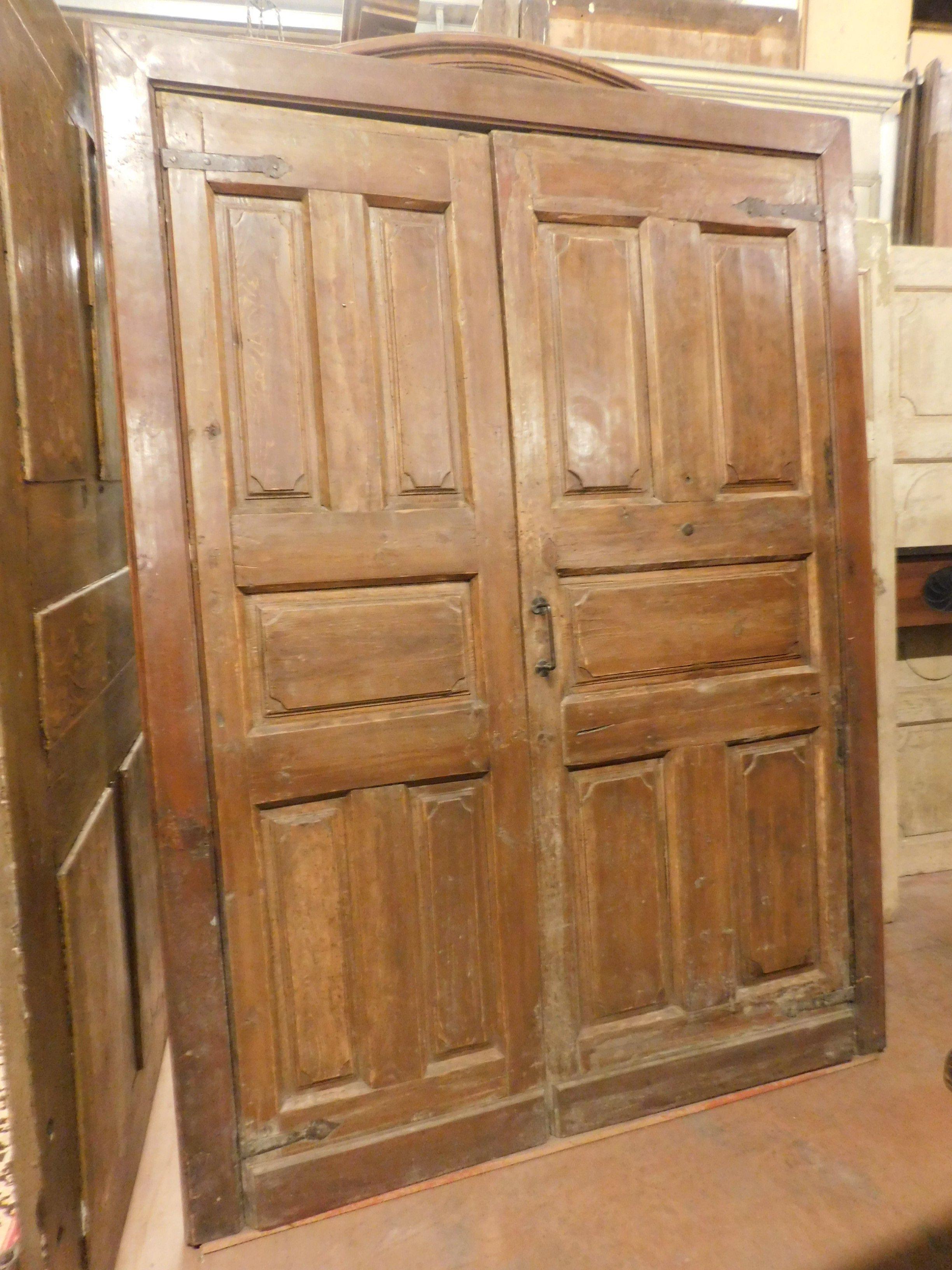 Antique door in brown oak, double wing and frame, saloon opening push/pull, '700 In Good Condition In Cuneo, Italy (CN)