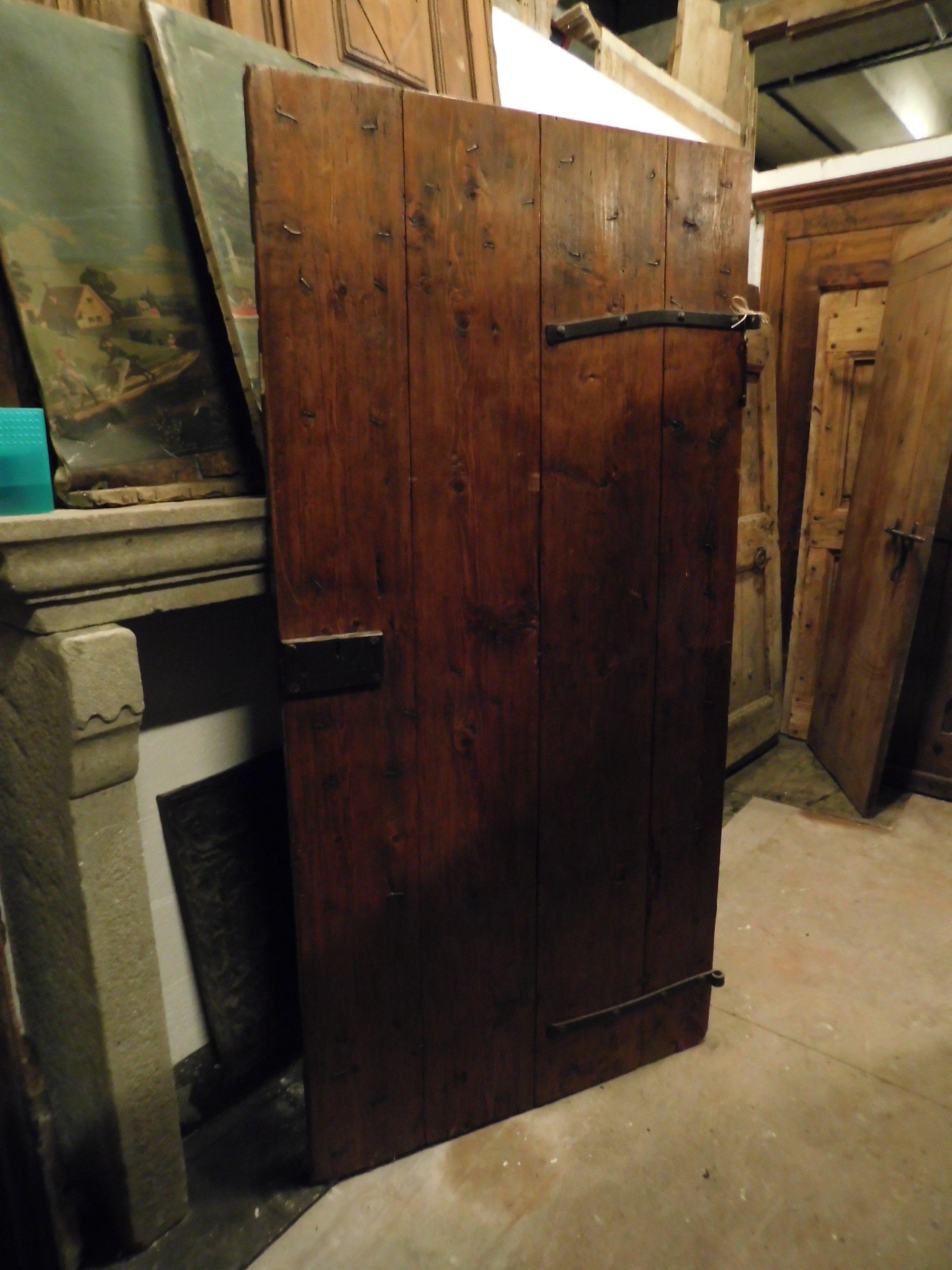 Antique Door in Red Larch Wood, Carved Star, Rustic from Mountain, Italy, 1800 In Fair Condition In Cuneo, Italy (CN)