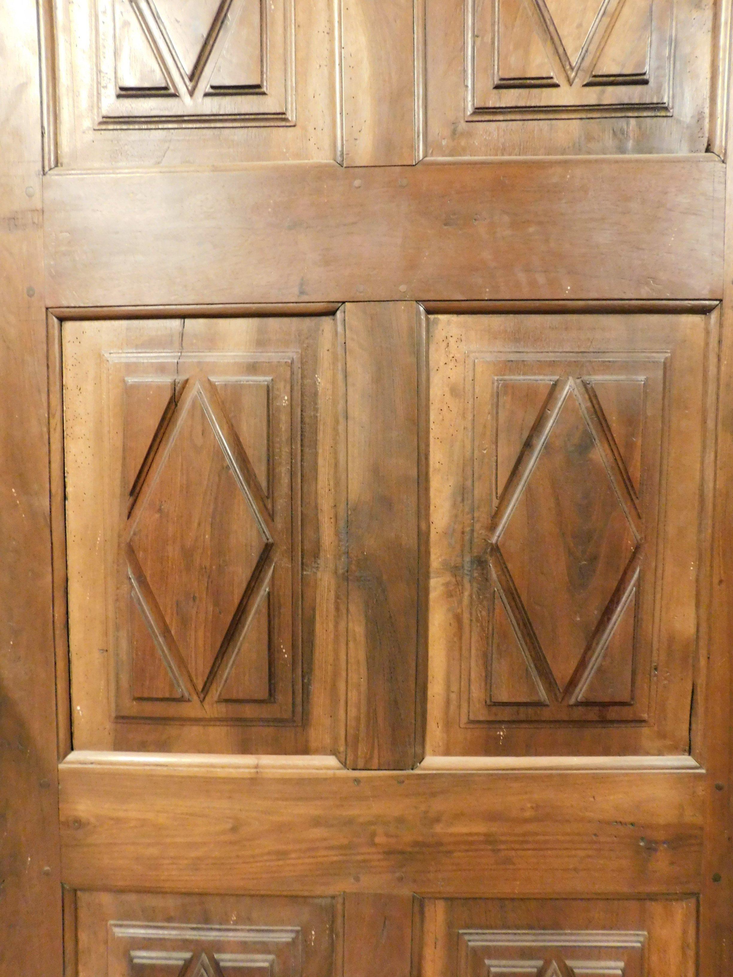 Antique Door in Solid Walnut, Carved with Lozenges, '700 Italy In Good Condition For Sale In Cuneo, Italy (CN)
