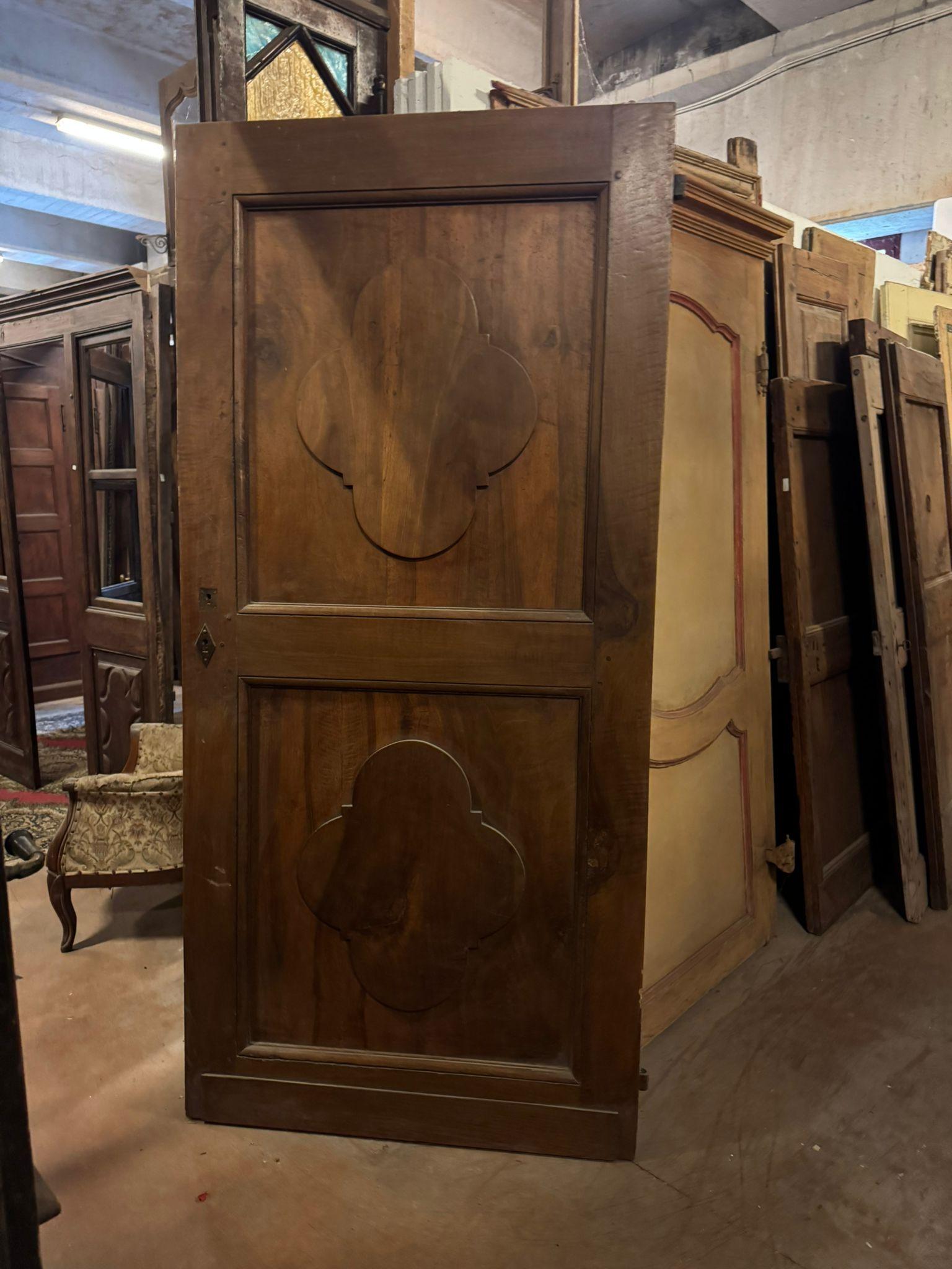 Ancienne Porte ancienne en bois de noyer, porte intérieure à un vantail avec deux panneaux sculptés en forme de trèfle, originale du 19ème siècle, provenant d'Italie. Lisser le dos, pousser l'ouverture vers la droite.
Dimensions Maximum cm l 102 x H