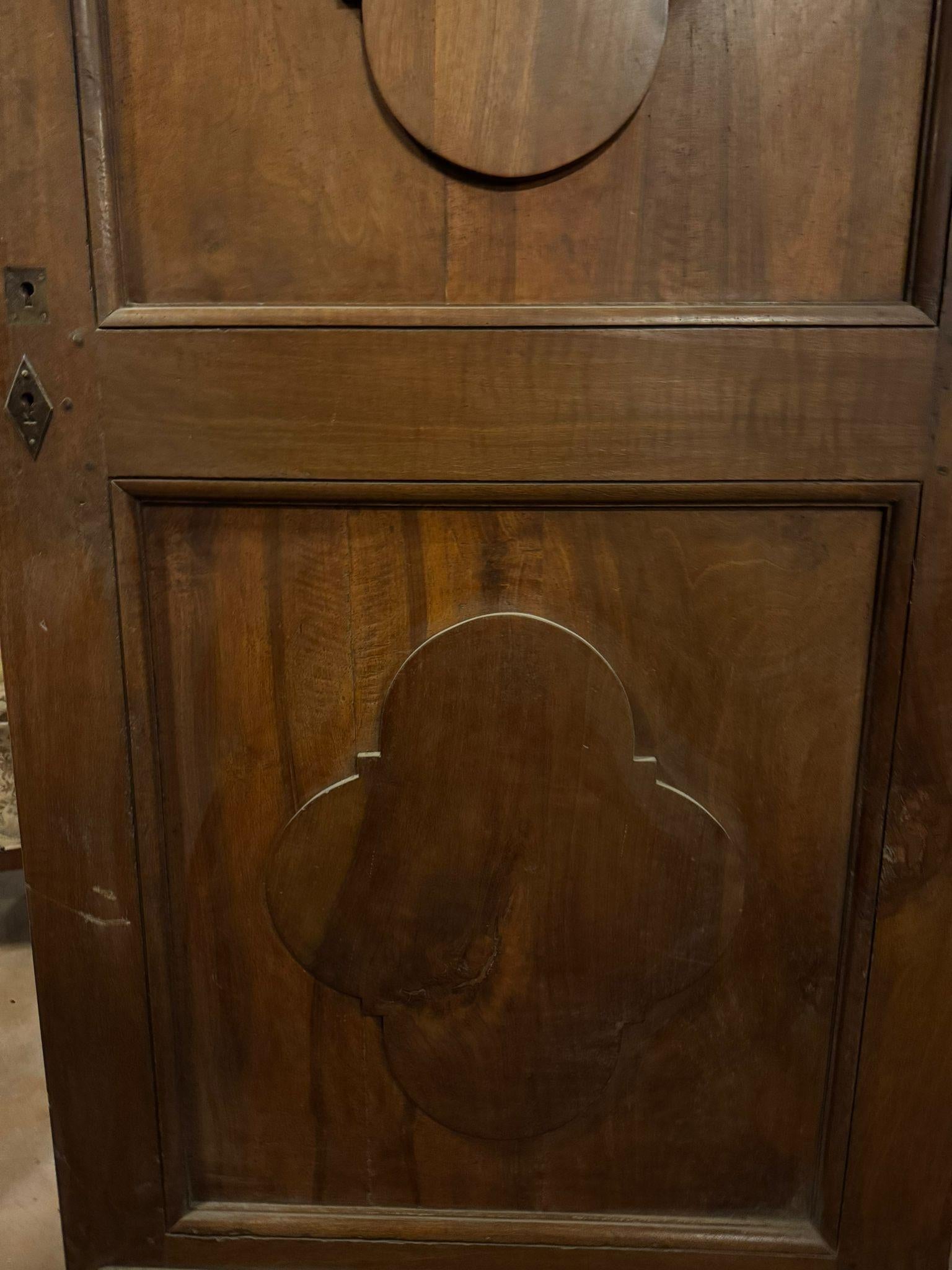 Sculpté à la main Porte ancienne en Wood Wood, un vantail avec deux panneaux sculptés, Italie en vente