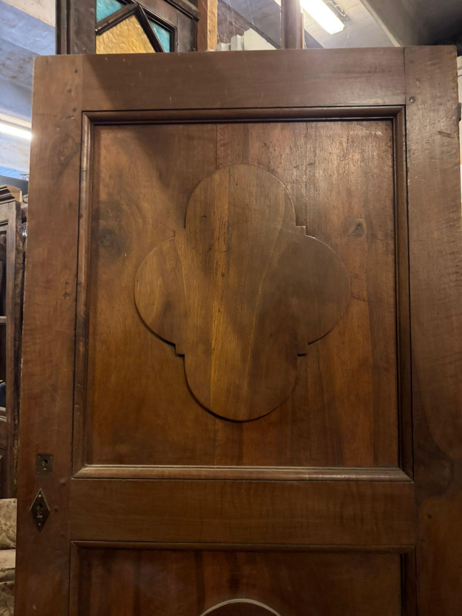 Porte ancienne en Wood Wood, un vantail avec deux panneaux sculptés, Italie Bon état - En vente à Cuneo, Italy (CN)