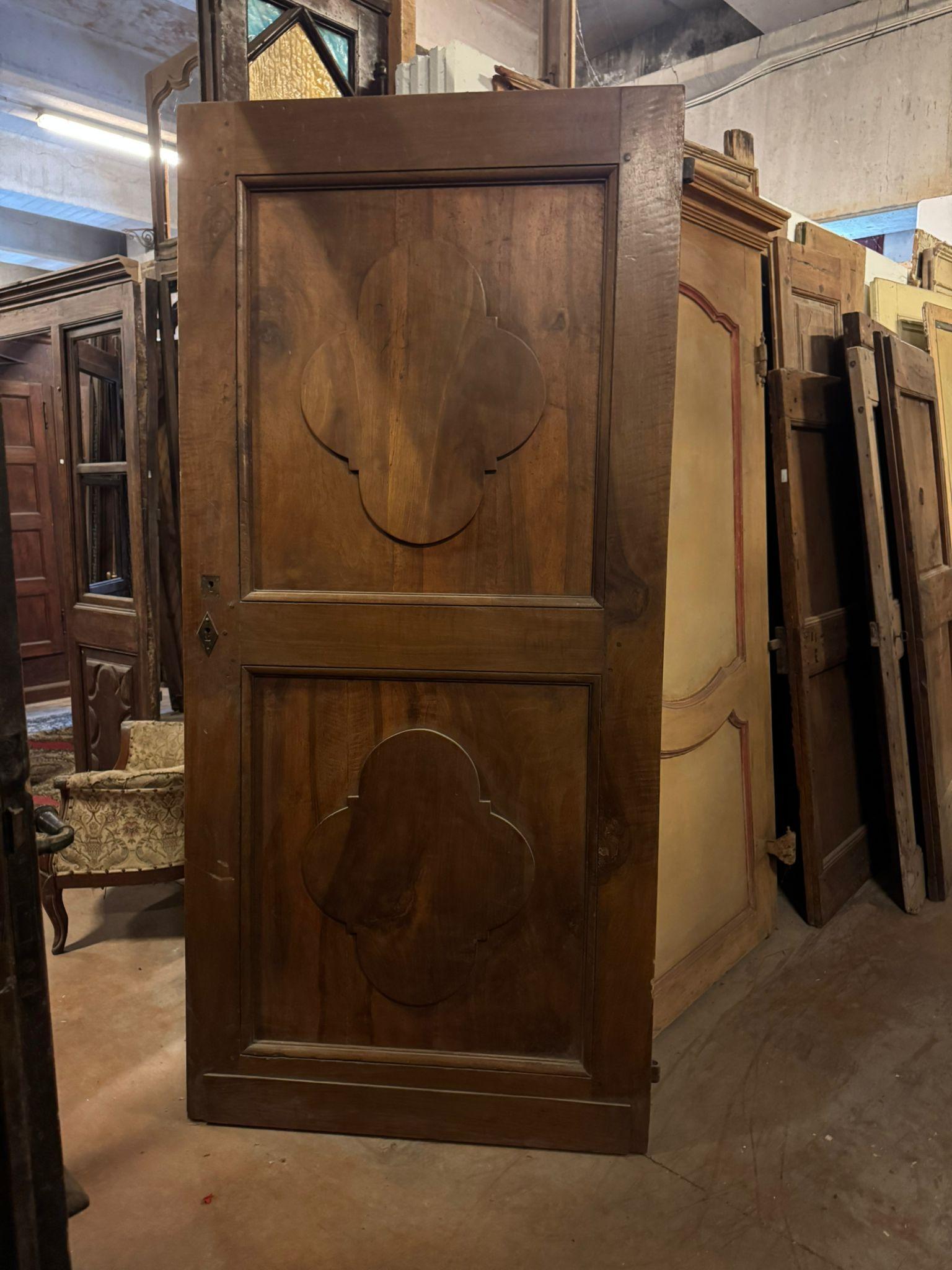 XIXe siècle Porte ancienne en Wood Wood, un vantail avec deux panneaux sculptés, Italie en vente