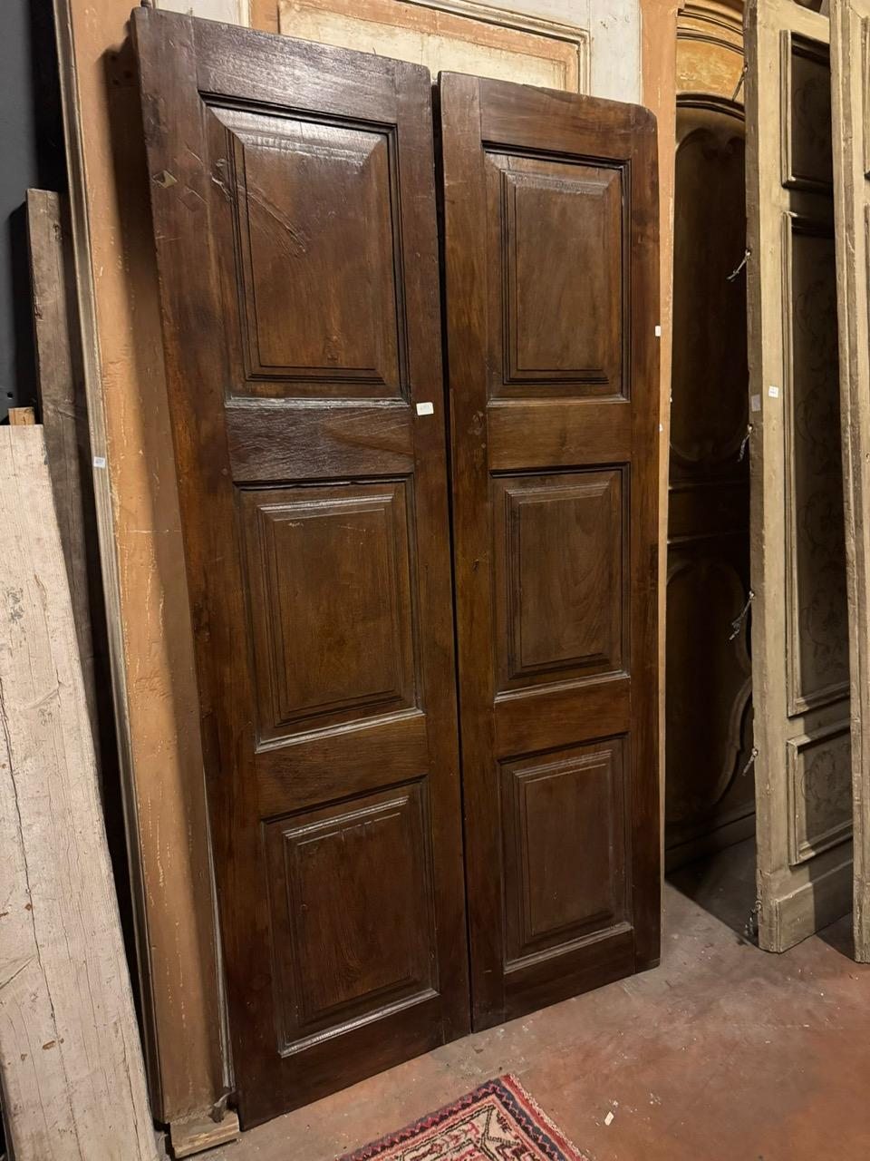 Antique door in walnut wood, two leaves with carved panels, Italy In Good Condition For Sale In Cuneo, Italy (CN)