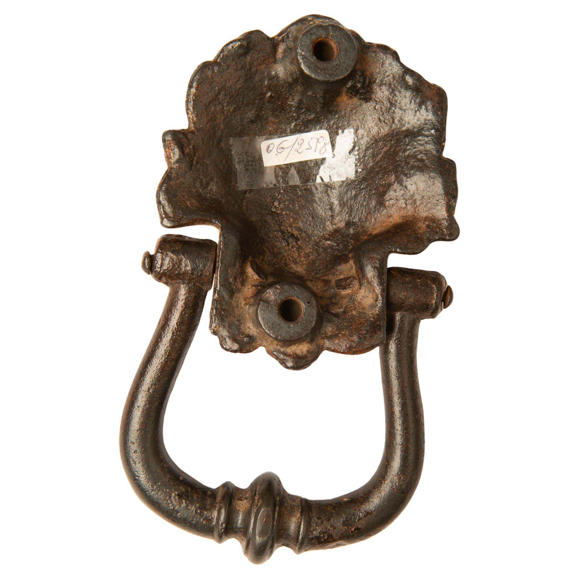 O/2598 - Antiker Türklopfer mit Löwenkopf.  Ich glaube, es stammt aus dem frühen 19. Jahrhundert, vielleicht aber auch aus der Zeit davor.
Schön an der Tür, aber auch nützlich als Briefbeschwerer, auf Plexiglas oder einem Holzsockel.