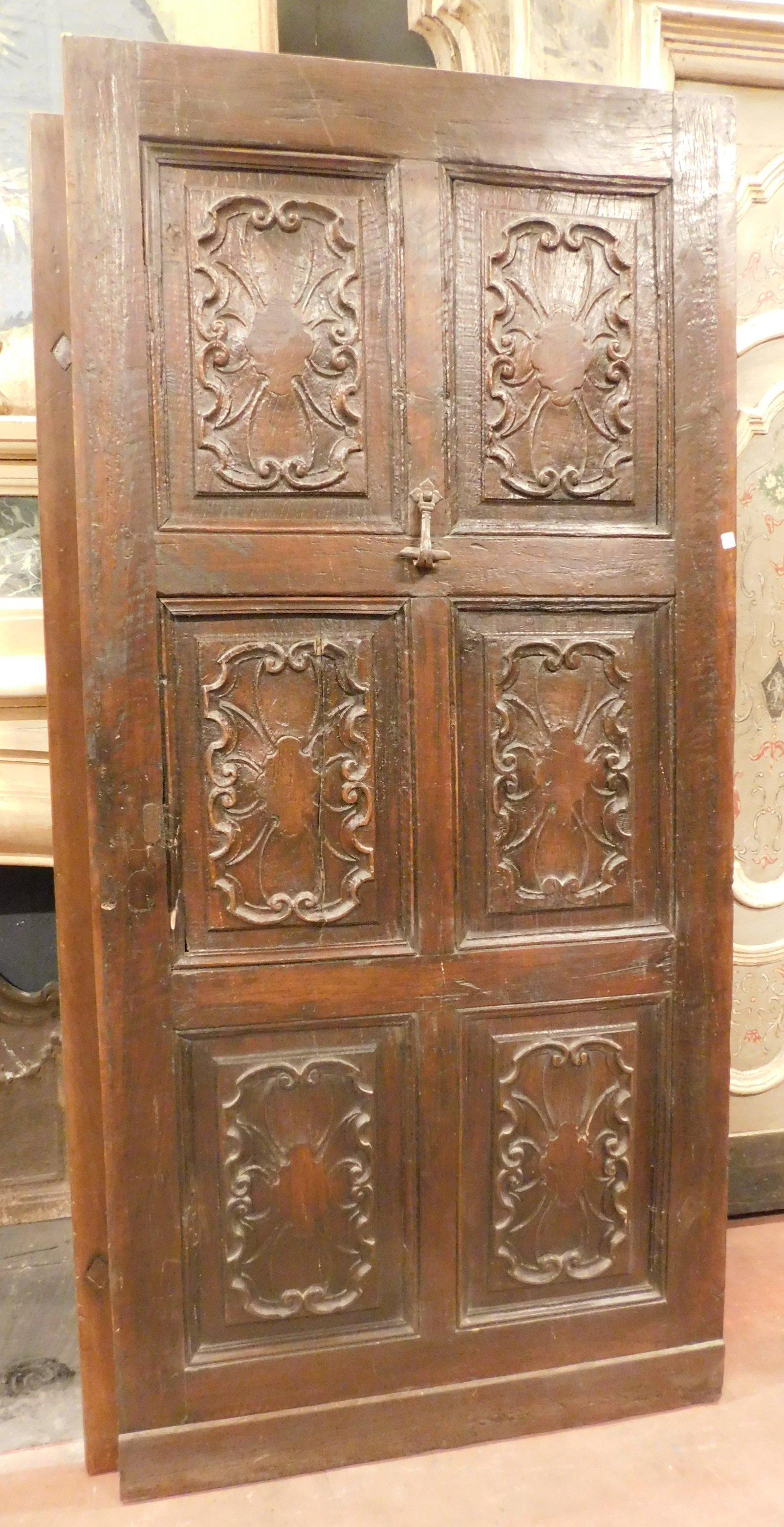 Italian Antique entrance Door in hand carved Walnut brown, richly, Italy '600