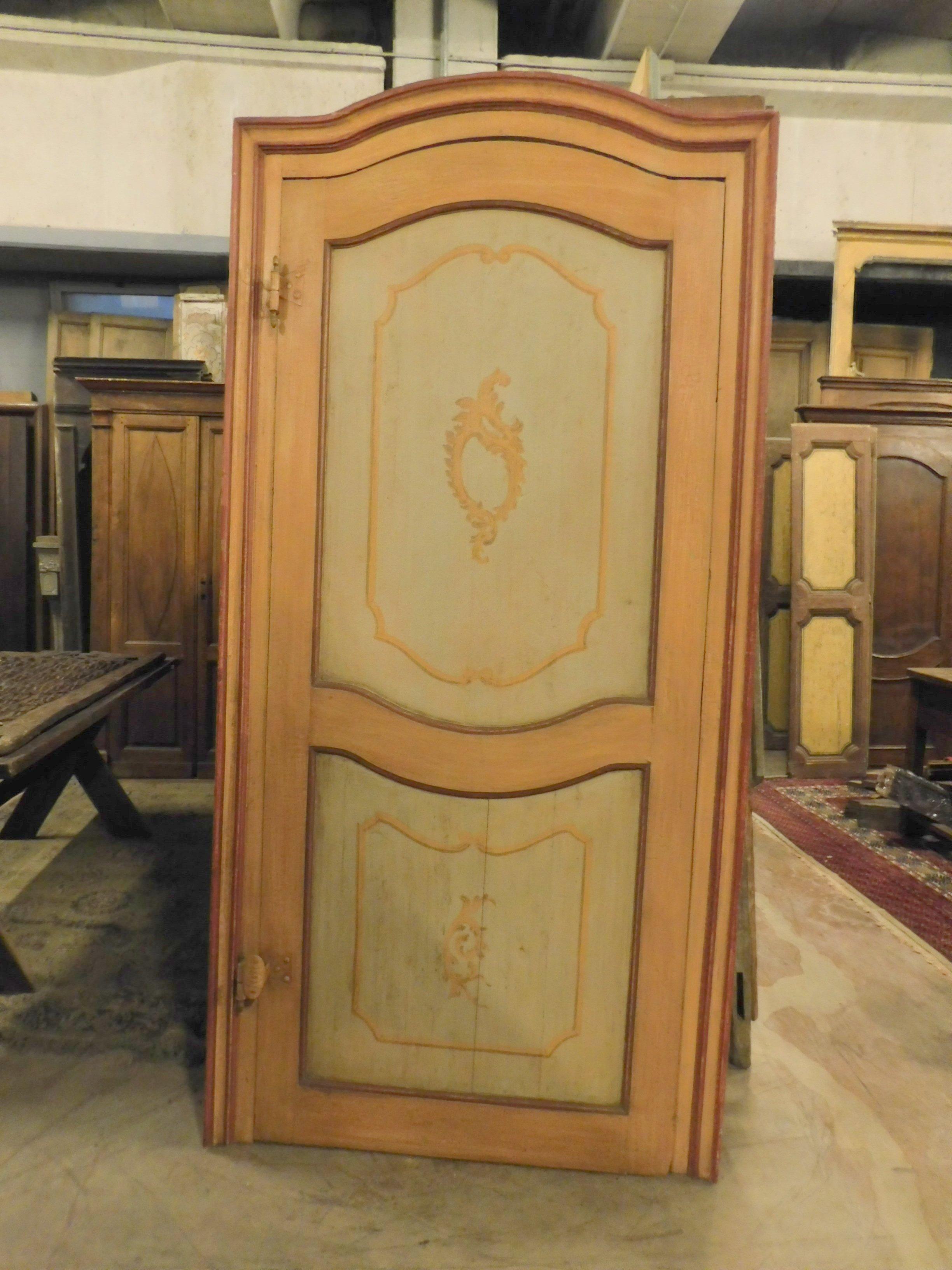 Antique door painted by hand with yellow / orange colors, with original frames and irons, opening with gooseneck (crooked opening) from the eighteenth century from a palace in northern Italy.
Suitable for elegant contexts, very elegant and refined,
