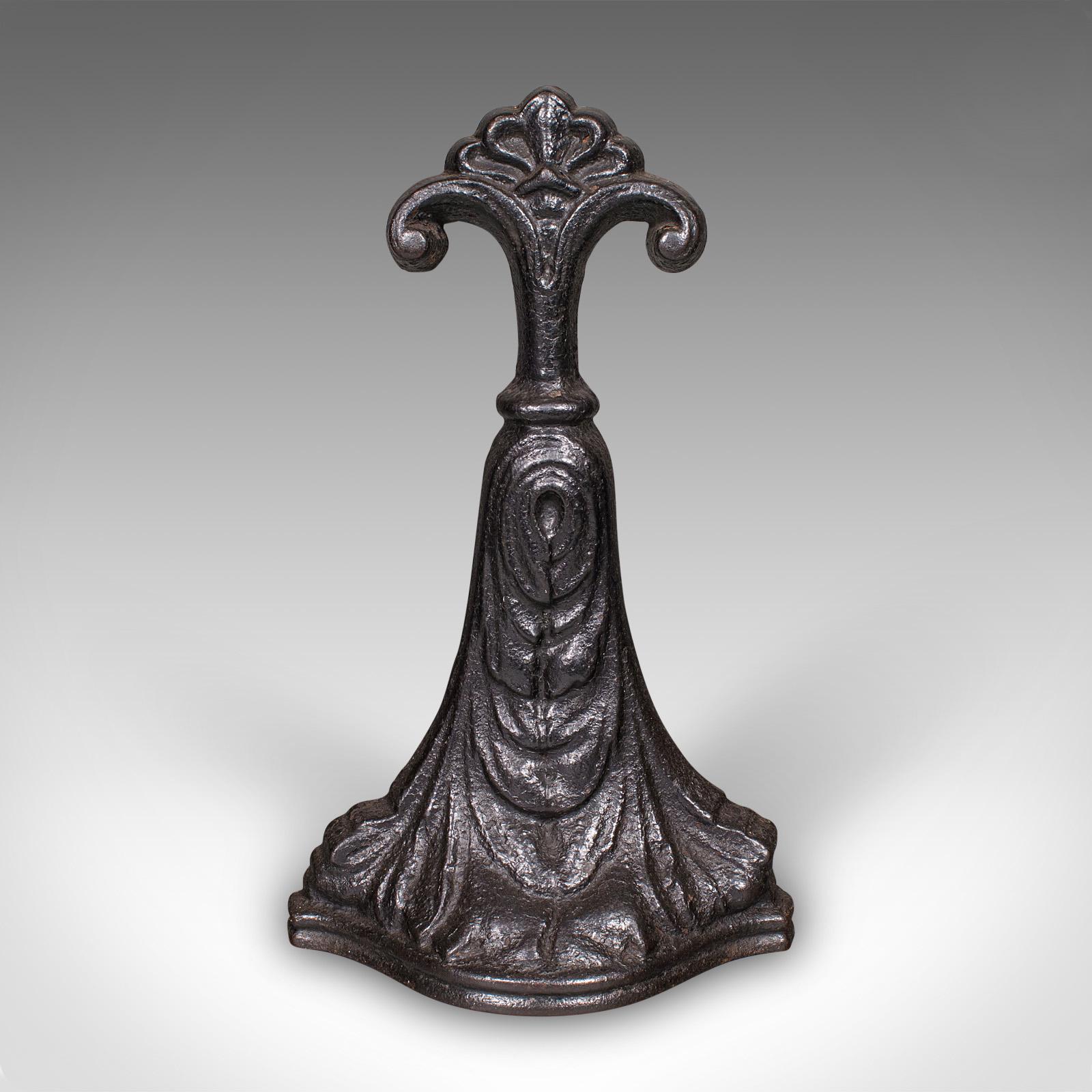 Si tratta di un'antica portinaia. Un fermaporta inglese in ghisa, risalente al periodo vittoriano, circa 1860. Un pezzo pregiato, decorativo e funzionale, che conferisce eleganza ottocentesca a qualsiasi interno.

Costruzione in ghisa con una