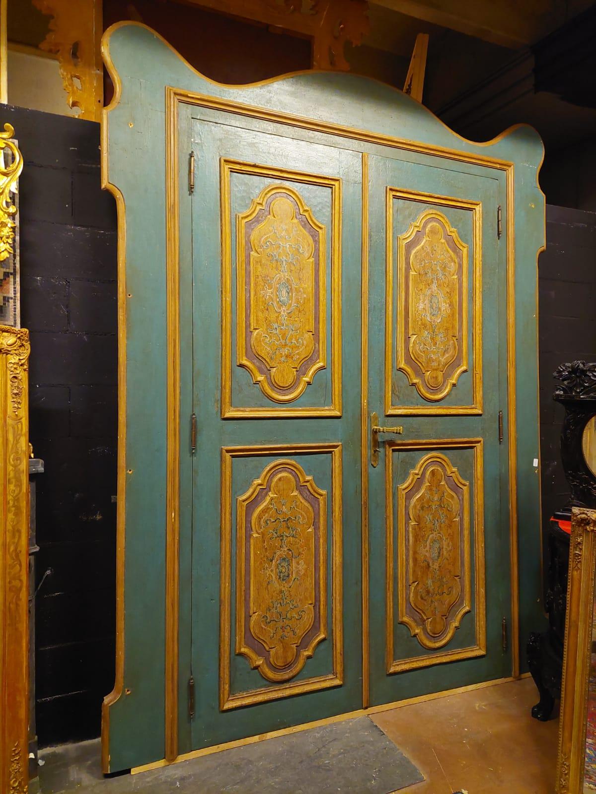 Ancient internal door or wall cabinet, formed by two doors with original wavy frame, hand painted and lacquered with predominant green and yellow colors, built, sculpted and lacquered entirely by hand in the 18th century, for an important building