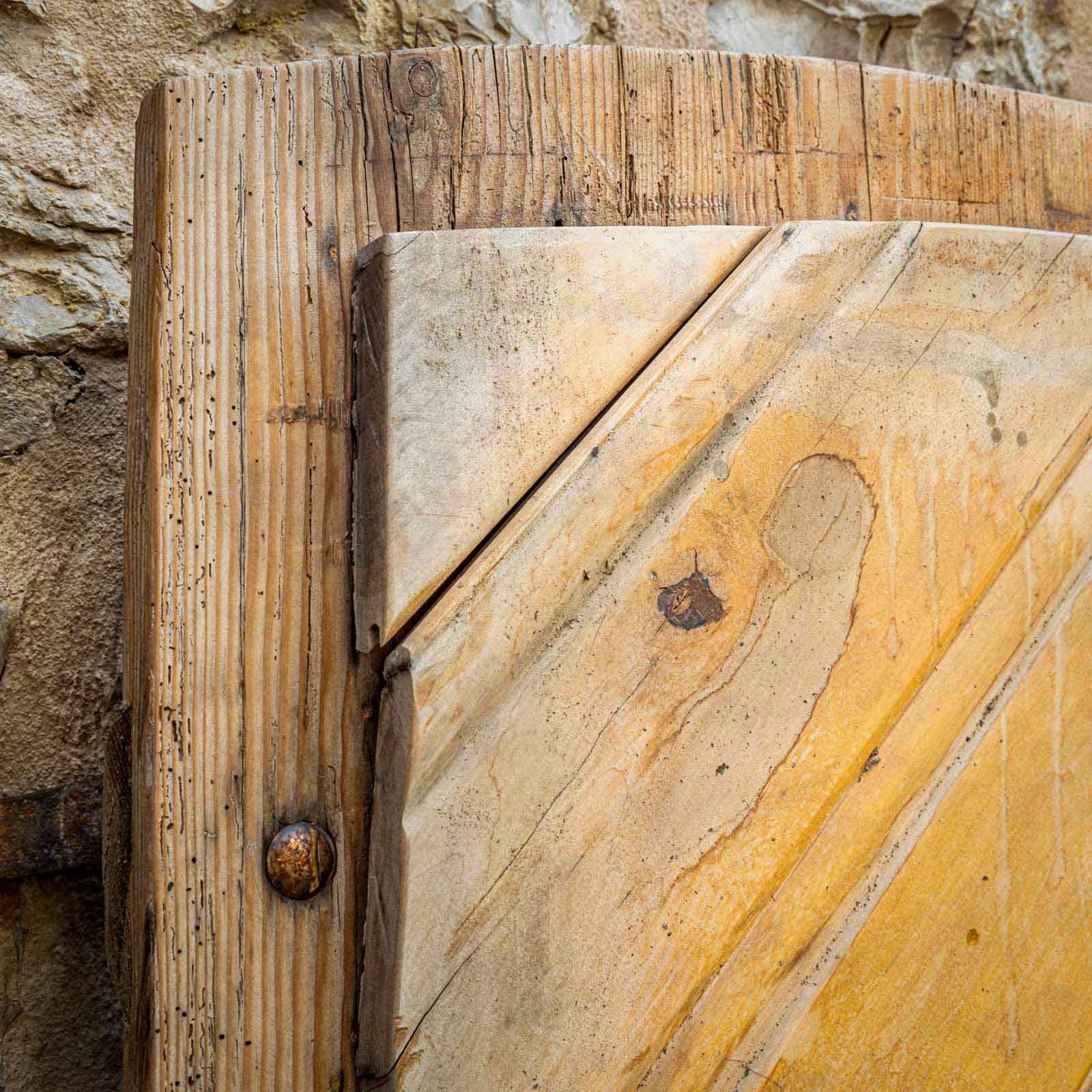 Antique Door with Chevron Design In Distressed Condition For Sale In Greding, DE