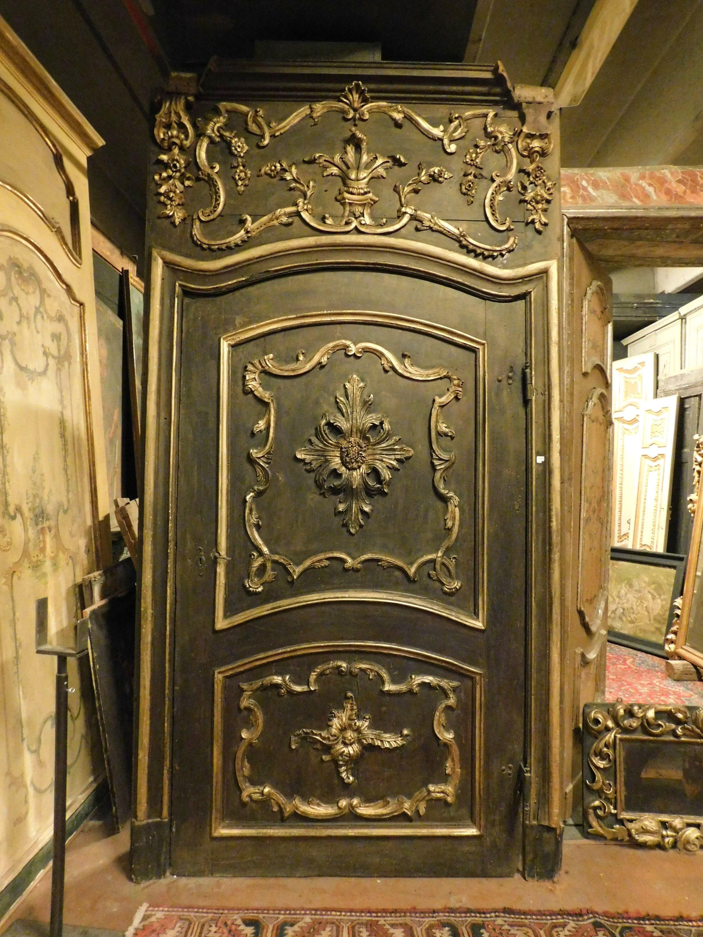 Antike Klopftür mit reichem Rahmen und geschnitzter Obertür, die Tür selbst ist reich geschnitzt und mit schwarzem Lack in Patina und sehr alter und originaler Blattvergoldung verziert, komplett handgefertigt und geschnitzt im 18. Jahrhundert, sie