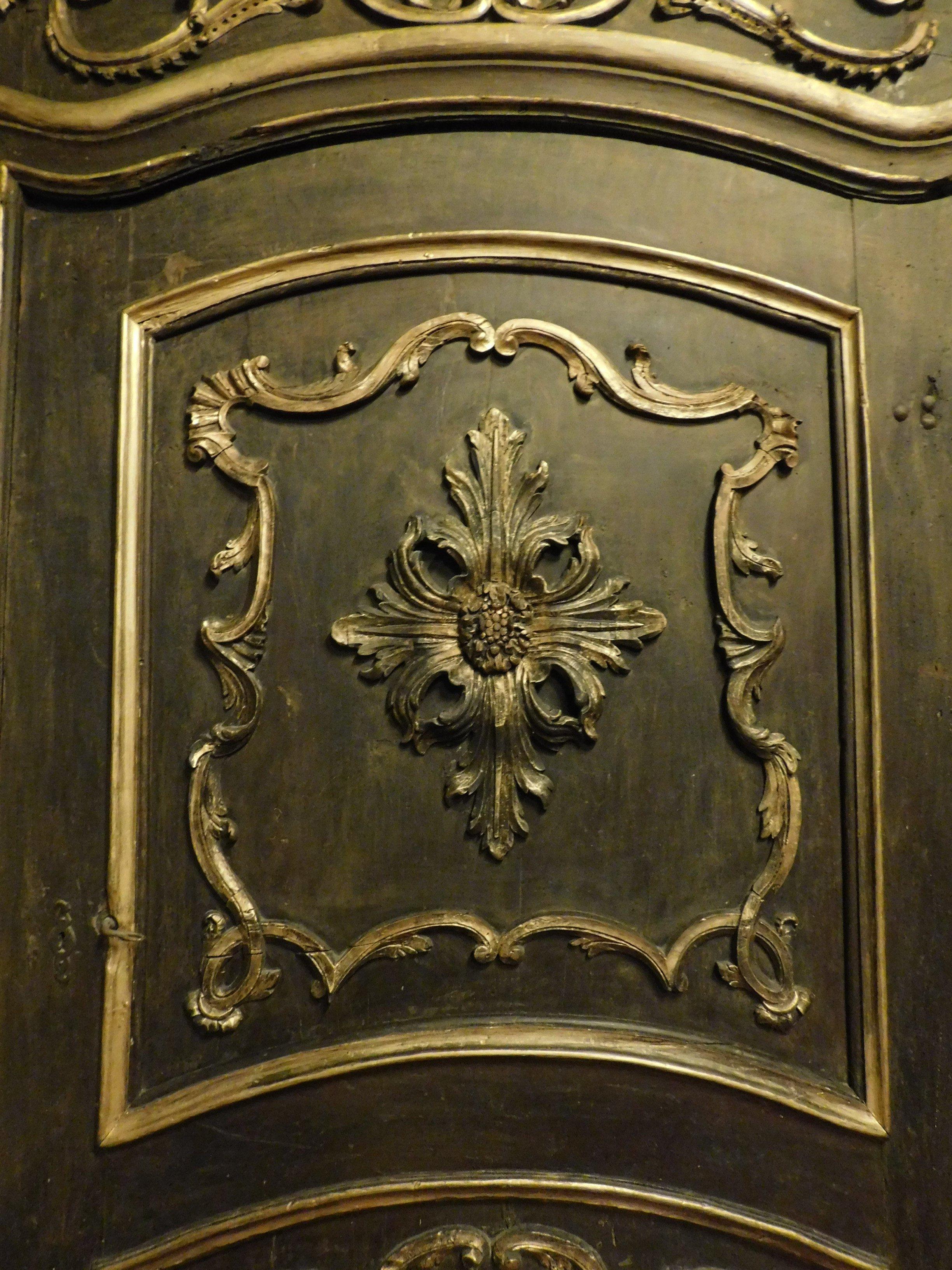 Antike Tür mit reichhaltigem Rahmen und geschnitzt über der Tür, Schwarz und Gold, 1700, Italien im Zustand „Gut“ im Angebot in Cuneo, Italy (CN)