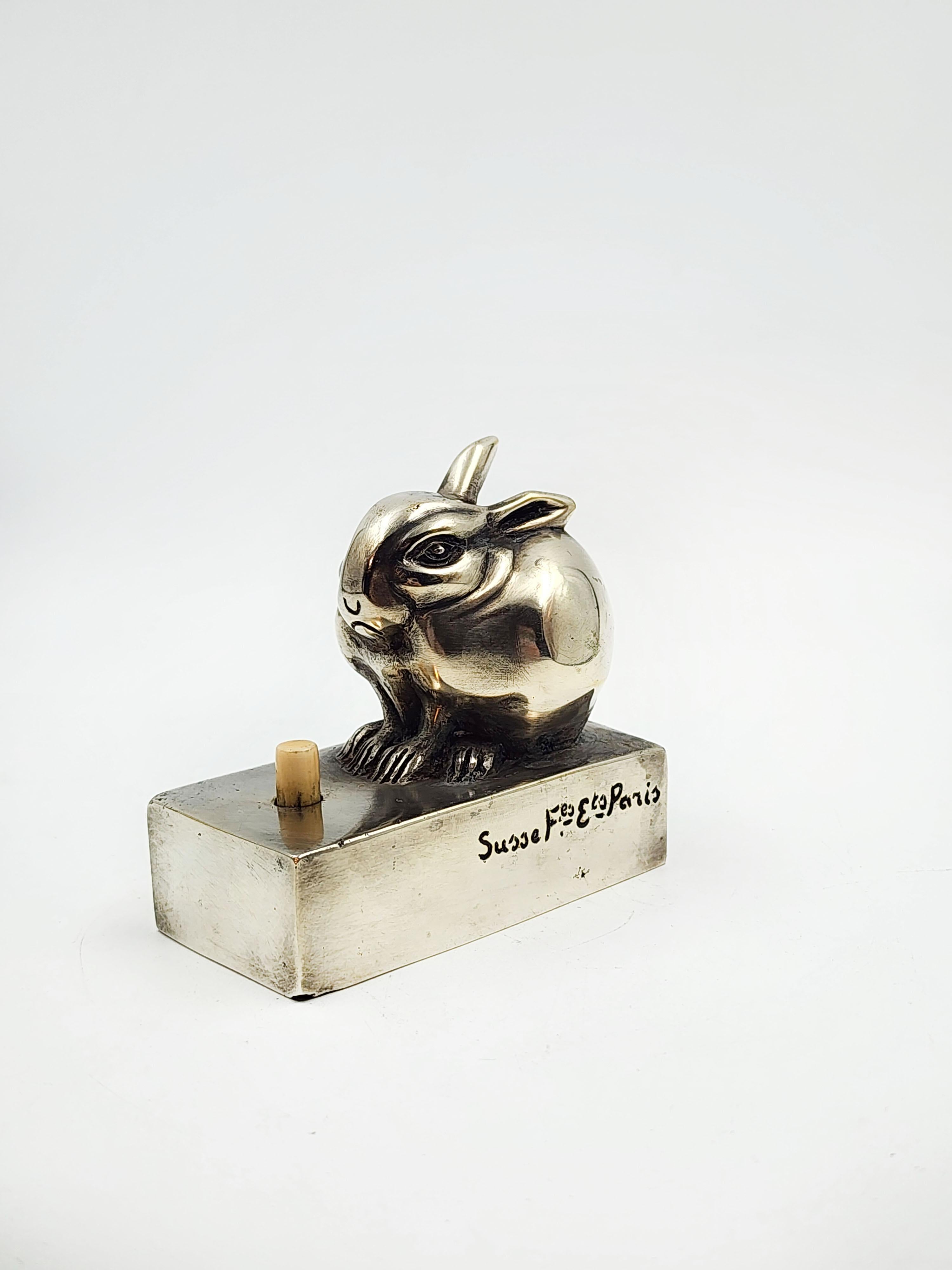 Sonnette ancienne en forme de lapin.
Edouard-Marcel Sandoz- 20ème siècle
Sonnette élégante avec représentation de lapin réalisée par
Edouard-Marcel Sandoz, fini en bronze argenté et signé sur le côté de la base.
Mesures :
Hauteur : 6,5