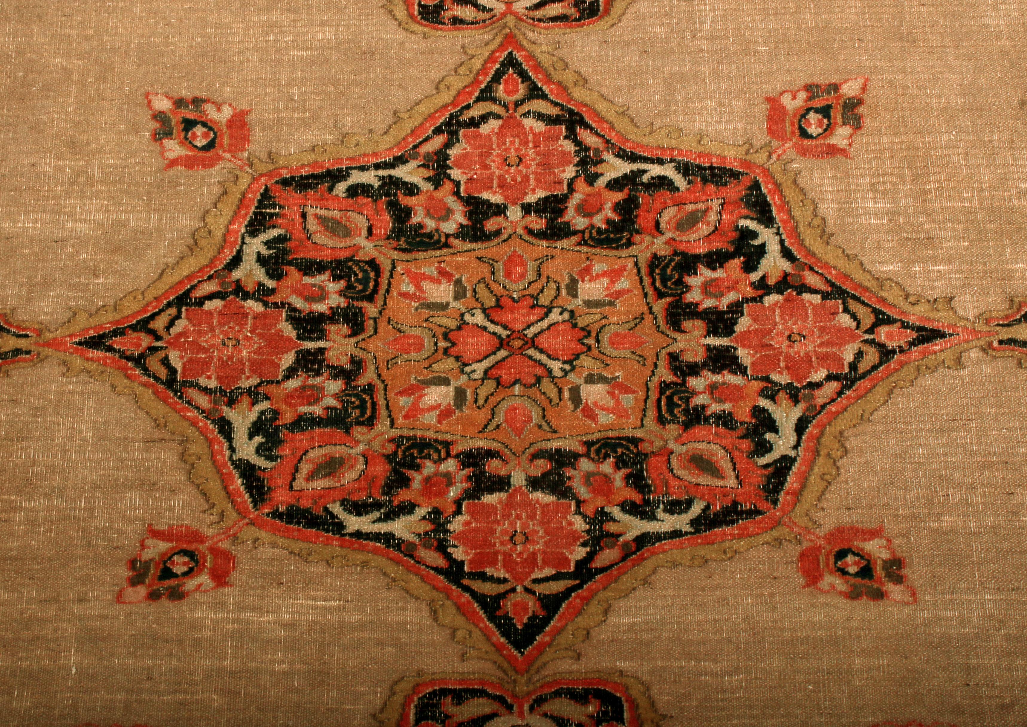 Antiker antiker Doroksh Persischer Teppich in Beige & Rot mit Medaillon-Blumenmuster von Teppich & Kelim (Handgeknüpft) im Angebot