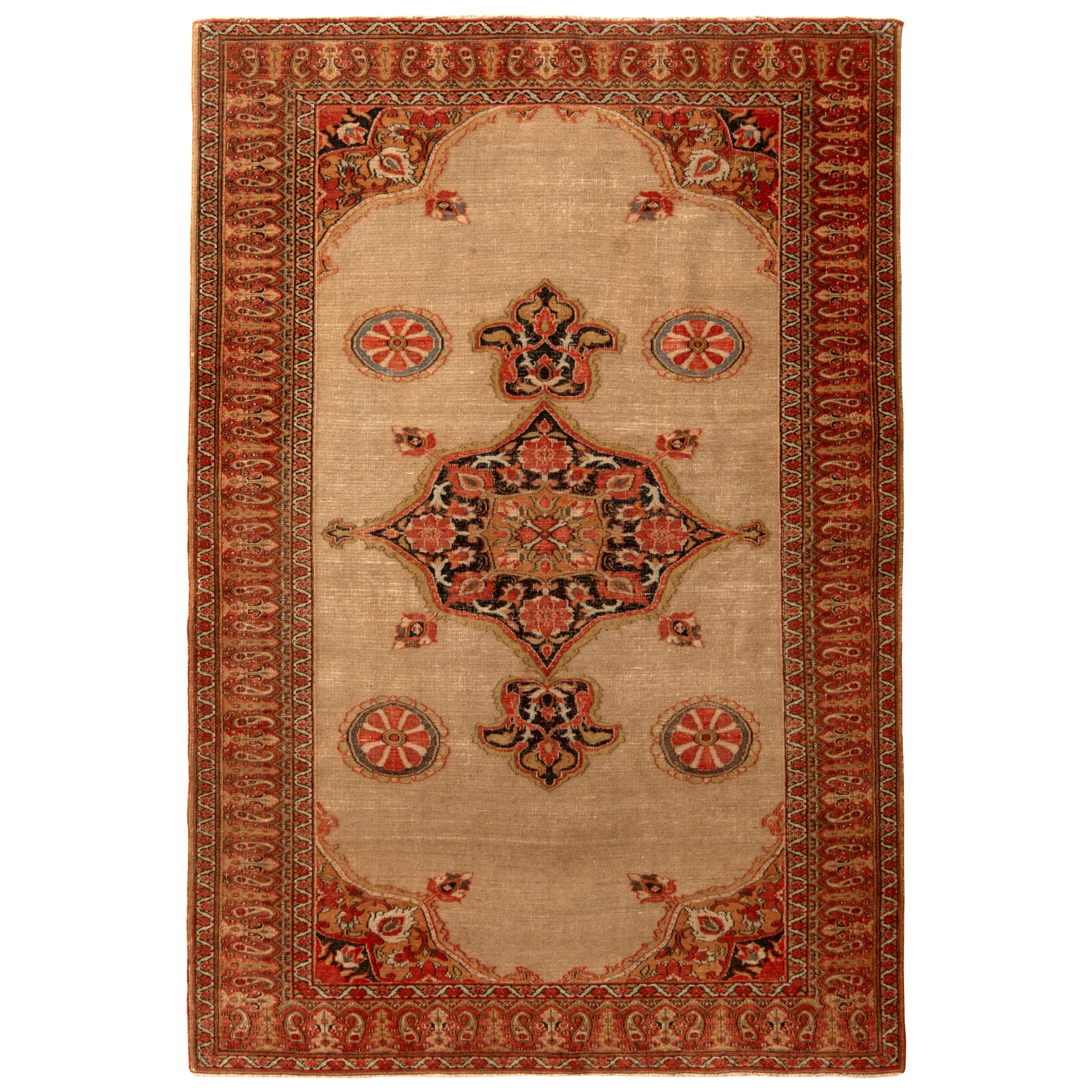 Antiker antiker Doroksh Persischer Teppich in Beige & Rot mit Medaillon-Blumenmuster von Teppich & Kelim im Angebot
