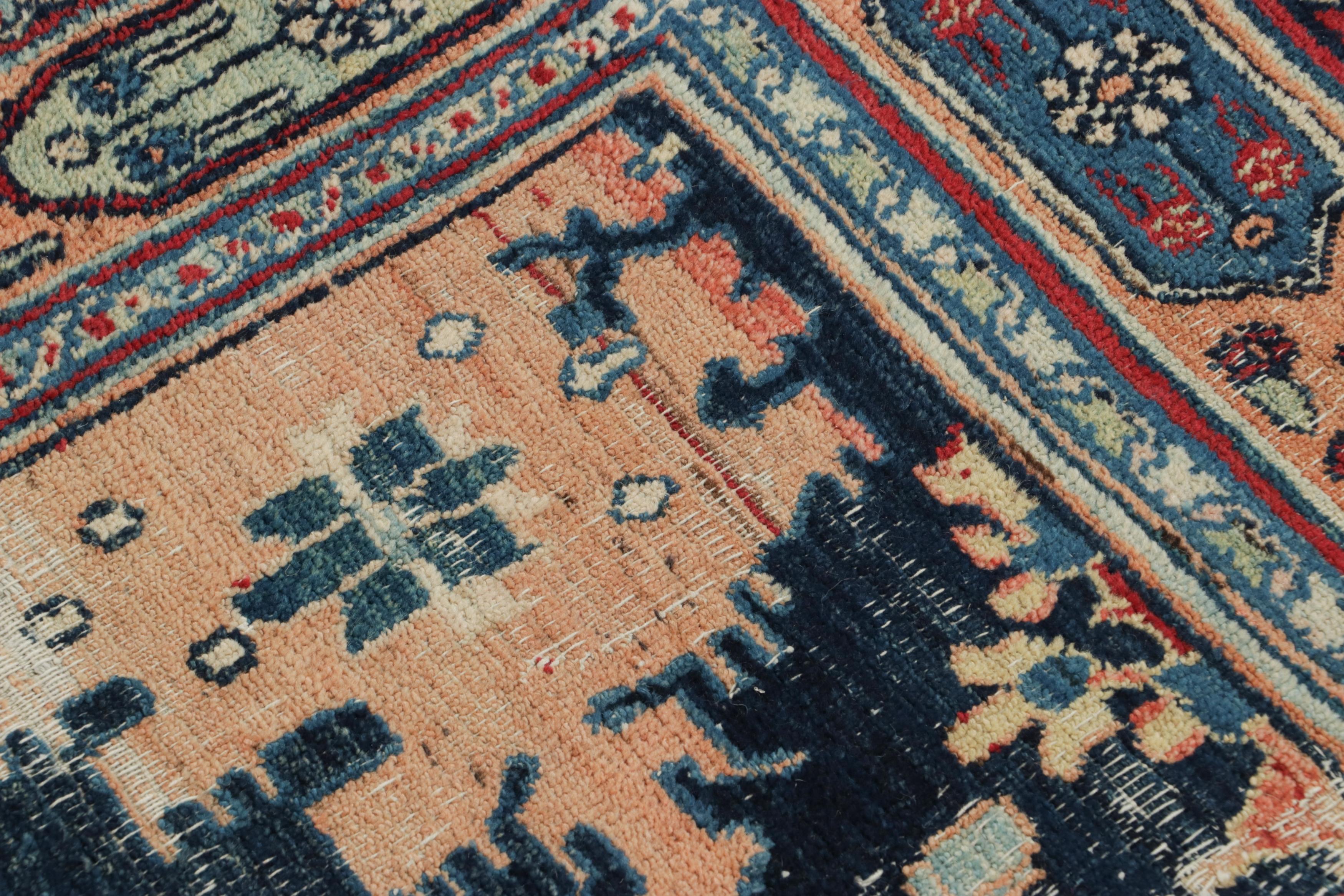 Realizzato con lana annodata a mano intorno al 1890-1900, questo tappeto persiano antico 3x6 è una nuova, rarissima ed entusiasmante aggiunta della provenienza Dorokshs alle curatele di Rug & Kilim di questa celebre tradizione di tessitura. 

Sul