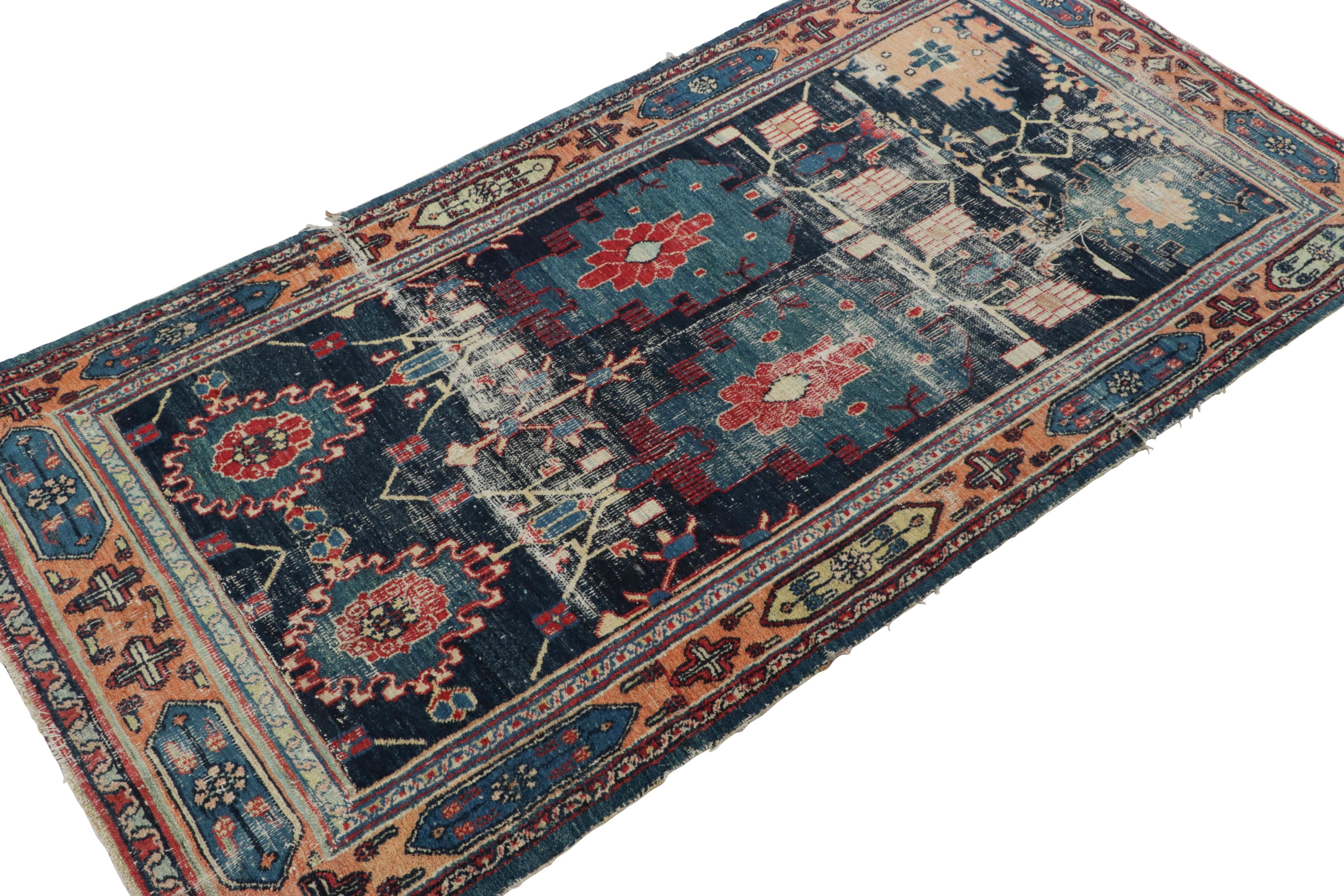 Annodato a mano Antico tappeto persiano Dorokshian Runner, blu con medaglioni geometrici - Rug & Kilim in vendita